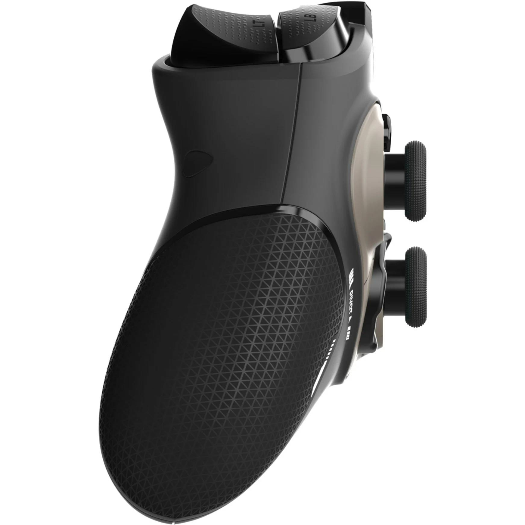 Mando de juego negro y canela. Tiene agarre y botones texturizados. Parte superior con gatillos LT/LB. Dos joysticks negros.