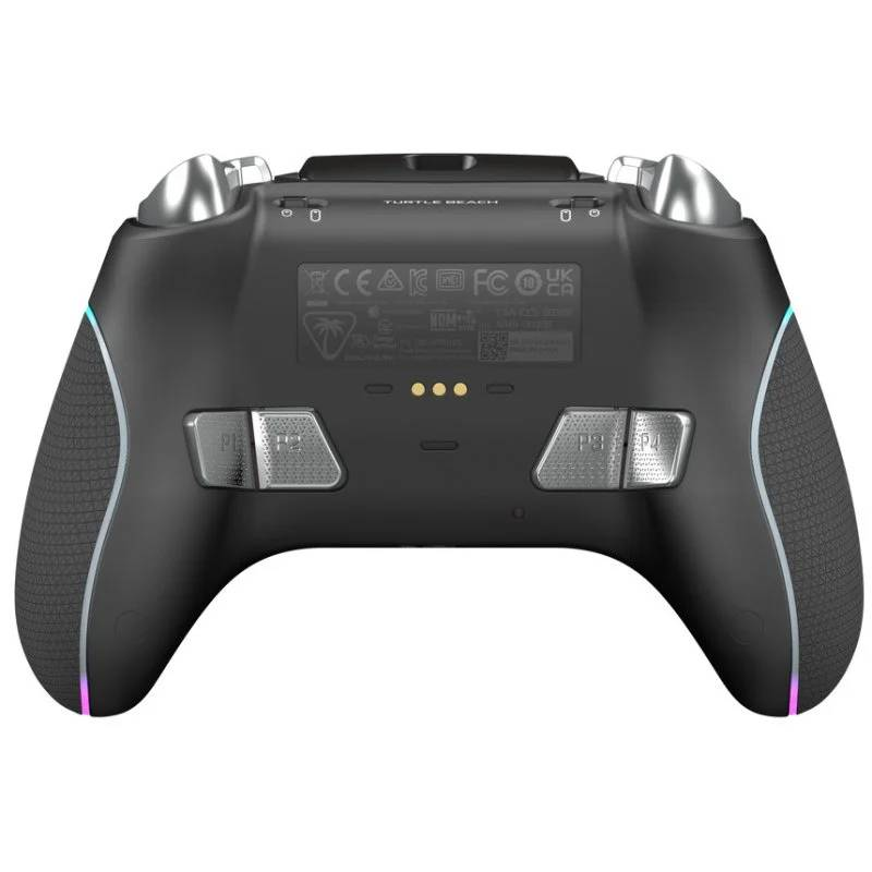 Controlador de juego negro con detalles plateados. Tiene botones y gatillos. El nombre de la marca es parcialmente visible.