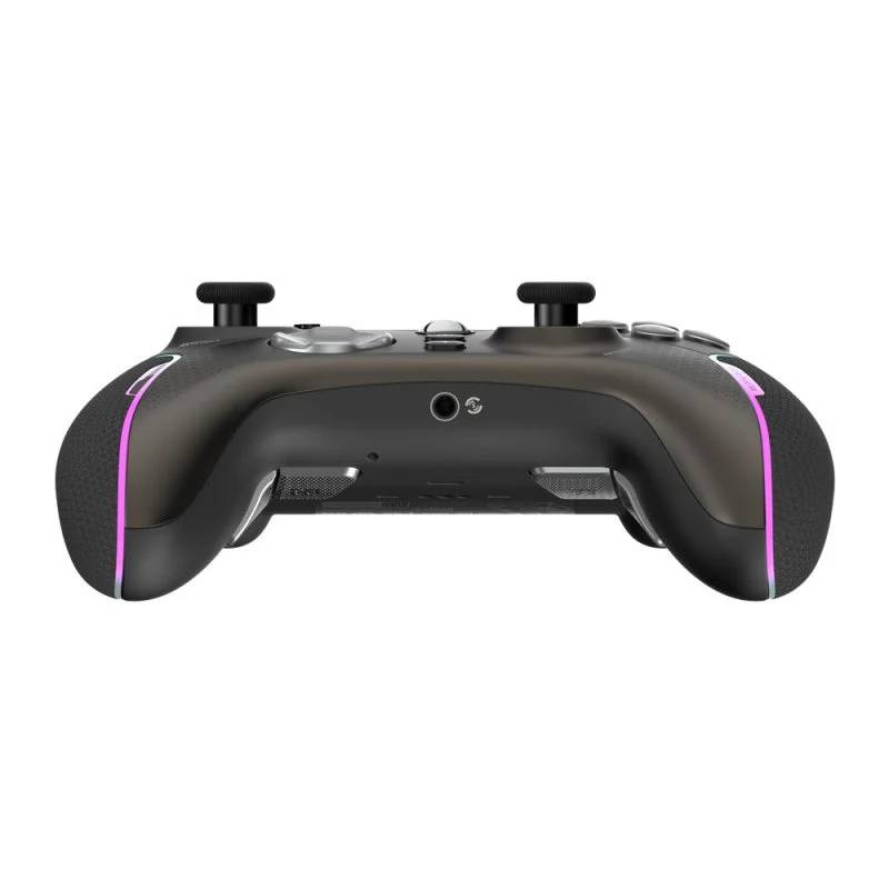 Un mando de juego negro y gris con detalles rosas. Tiene dos joysticks, botones y un agarre texturizado. El fondo es blanco.