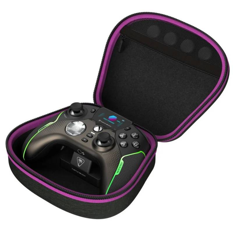 Un mando de juegos Turtle Beach negro y verde dentro de un estuche de transporte con borde morado abierto. El interior es negro.