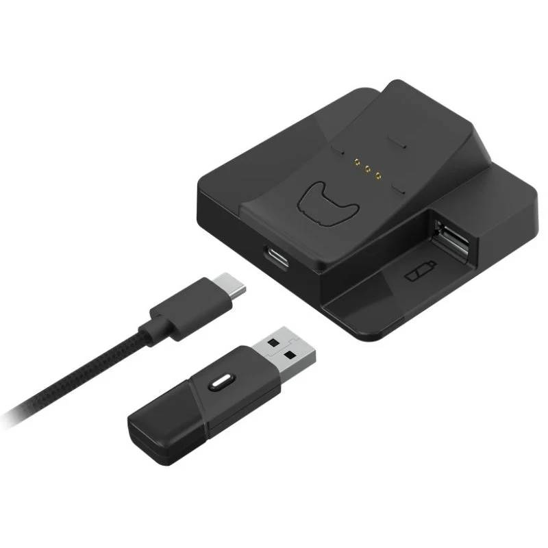 Base de carga negra con cable USB-C y adaptador USB. La base tiene forma de controlador y puertos USB.