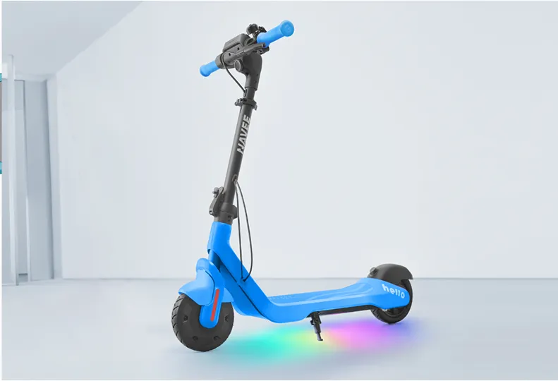Kék elektromos roller fehér háttérrel. Kék kormánya van, rajta a 'hello' szóval.
