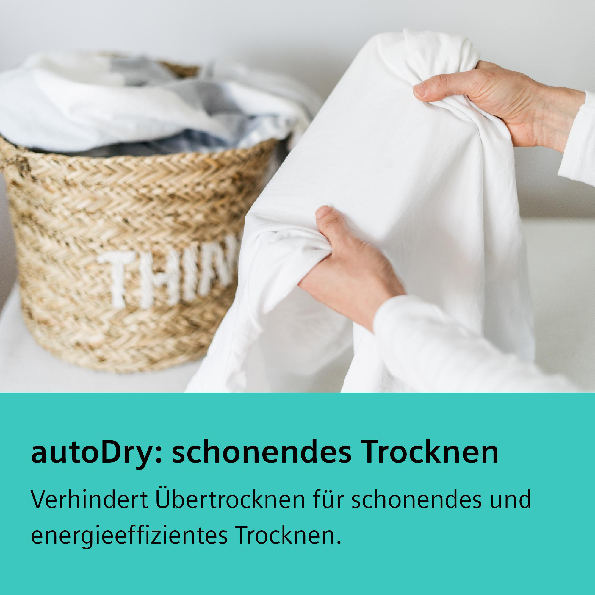 Hände halten ein weißes Laken in der Nähe eines geflochtenen Korbs mit Wäsche. Text: autoDry: schonendes Trocknen.