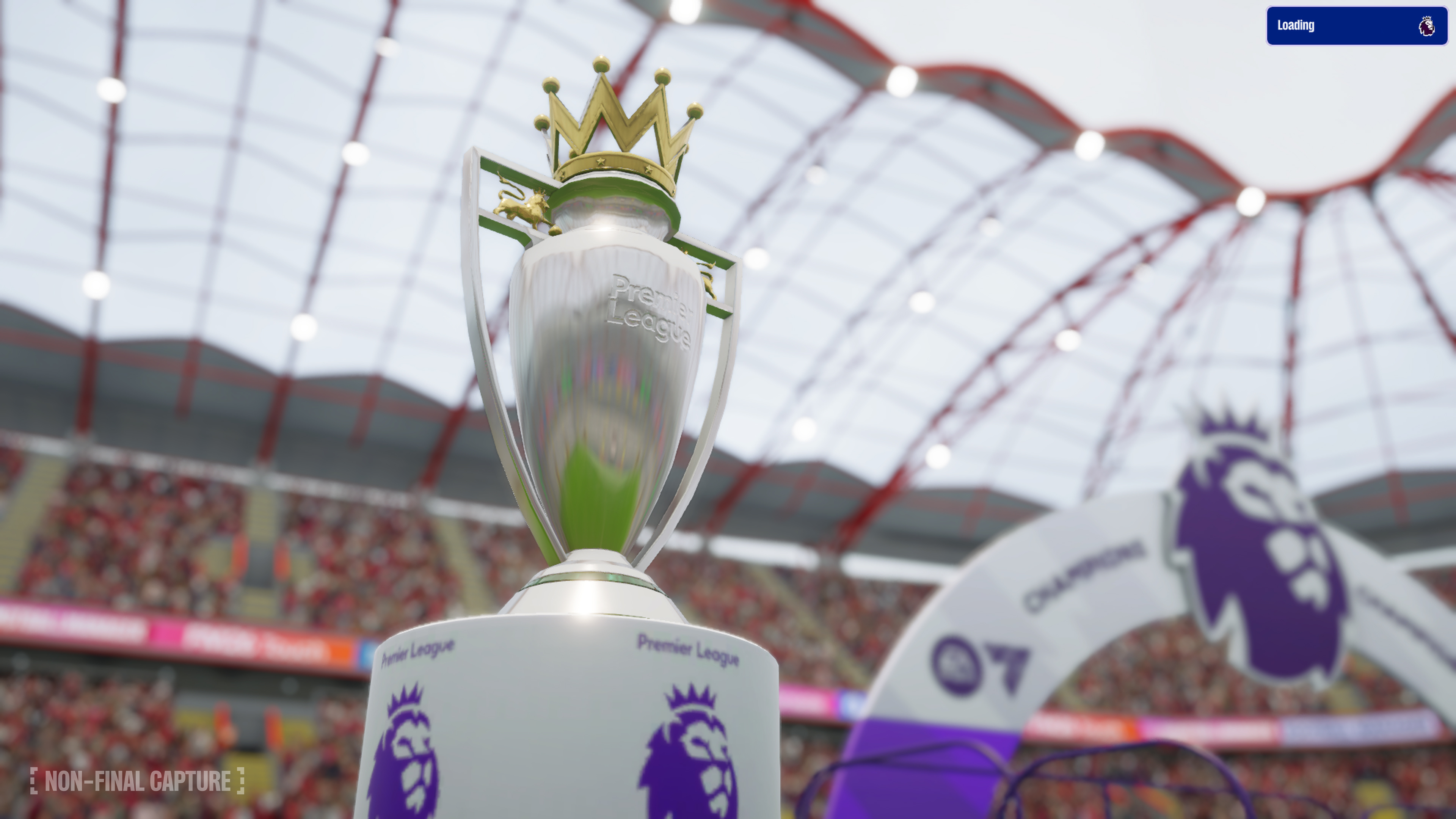 Premier League kupası, lig logosu ile bir kaide üzerinde duruyor. Arka planda bir stadyum ve bir kemer var.