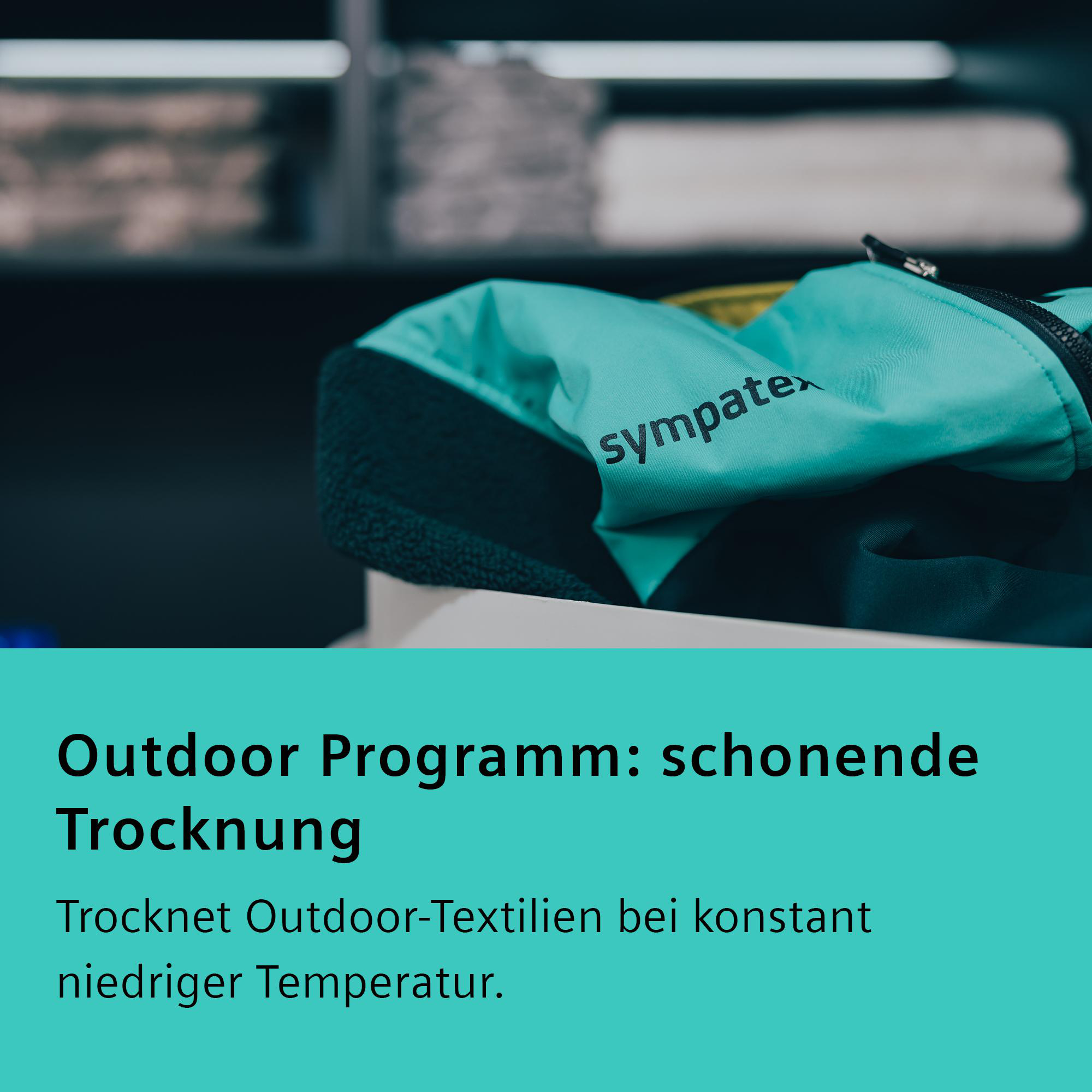 Eine türkisfarbene Jacke mit 'sympatex' in einem weißen Behälter. Text: 'Outdoor Programm: schonende Trocknung'.
