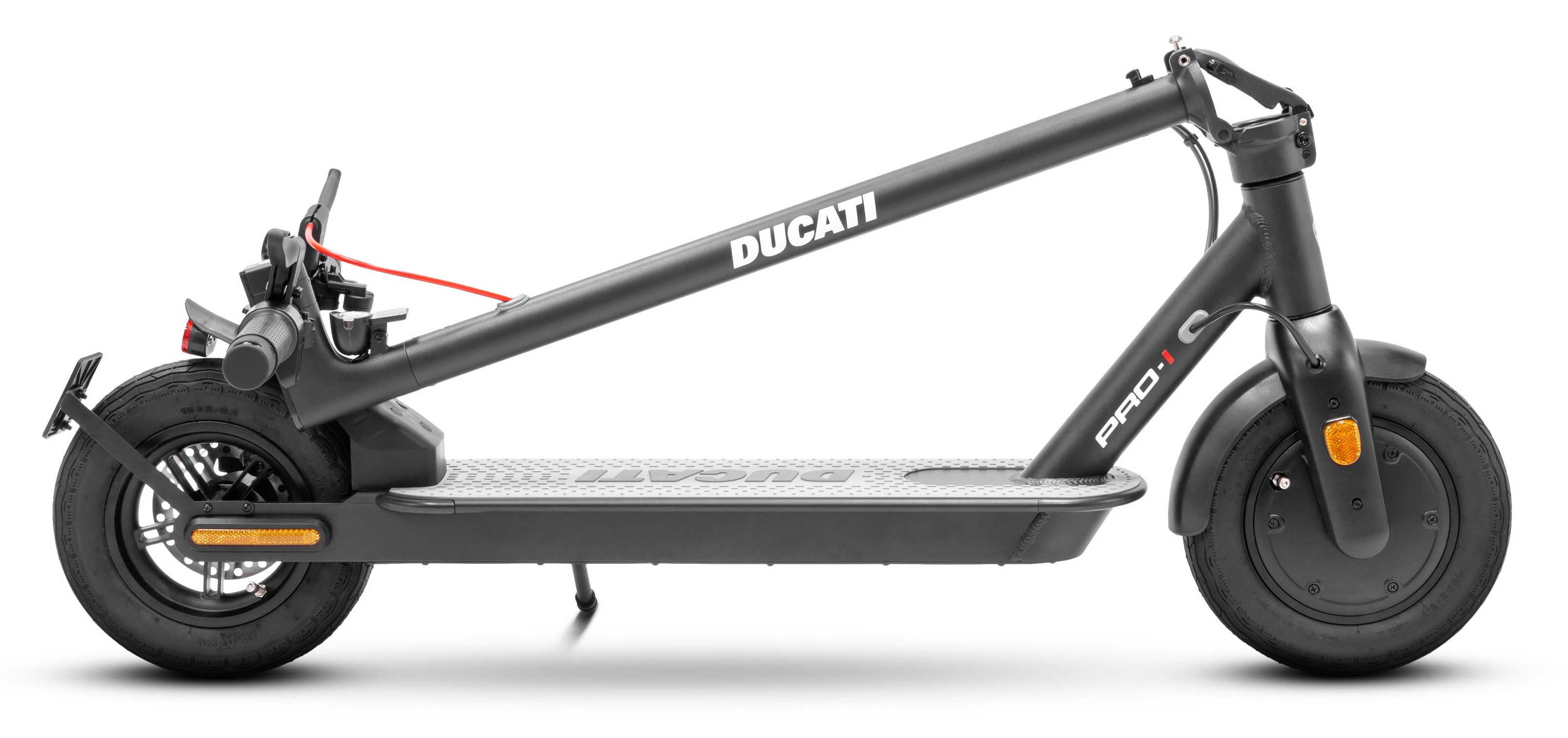 Czarna hulajnoga elektryczna Ducati Pro-1. Logo Ducati na ramieniu. Czarne opony. Pomarańczowe odblaski. Białe tło.