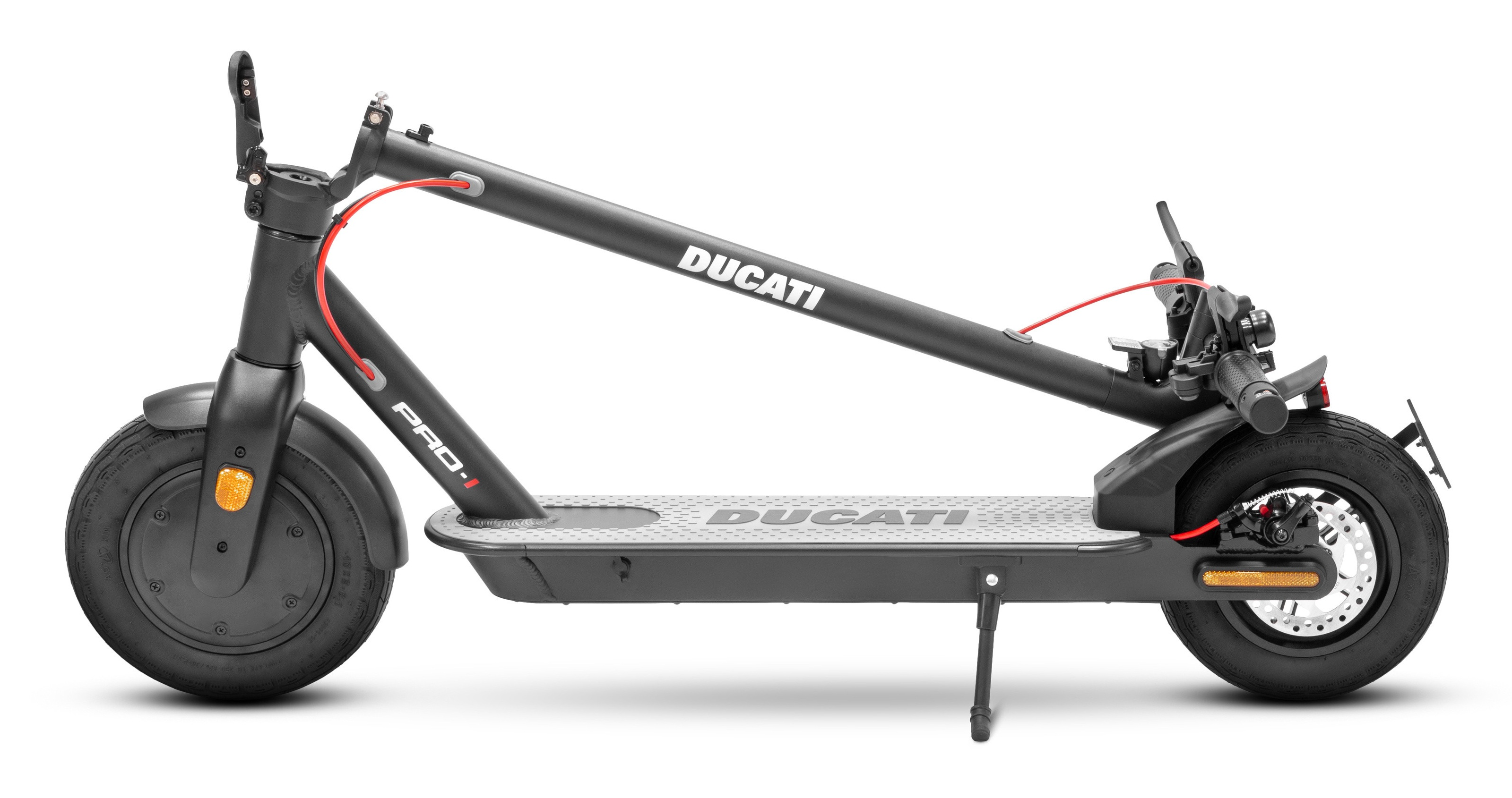 Czarny skuter elektryczny Ducati na białym tle. Czerwone kable, logo Ducati i podpórka. Widok z boku.