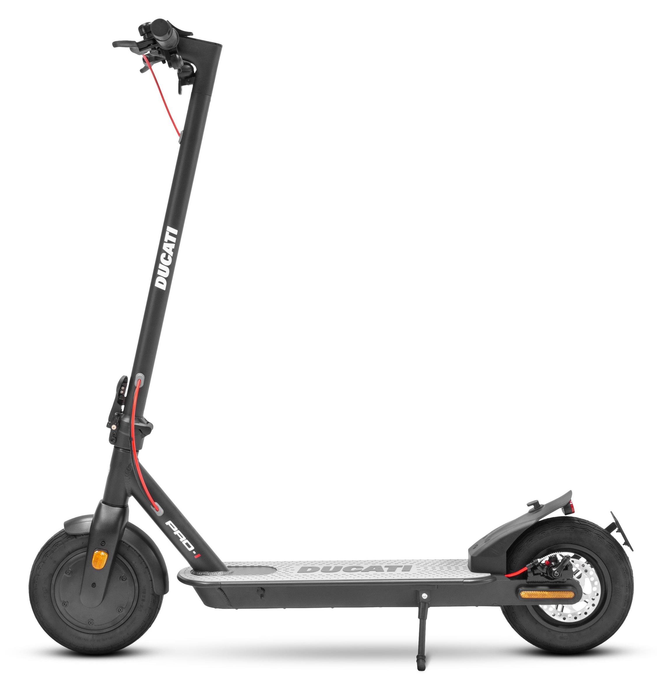 Czarna hulajnoga elektryczna Ducati. Czarna rama, czerwone akcenty, logo Ducati widoczne na kierownicy.