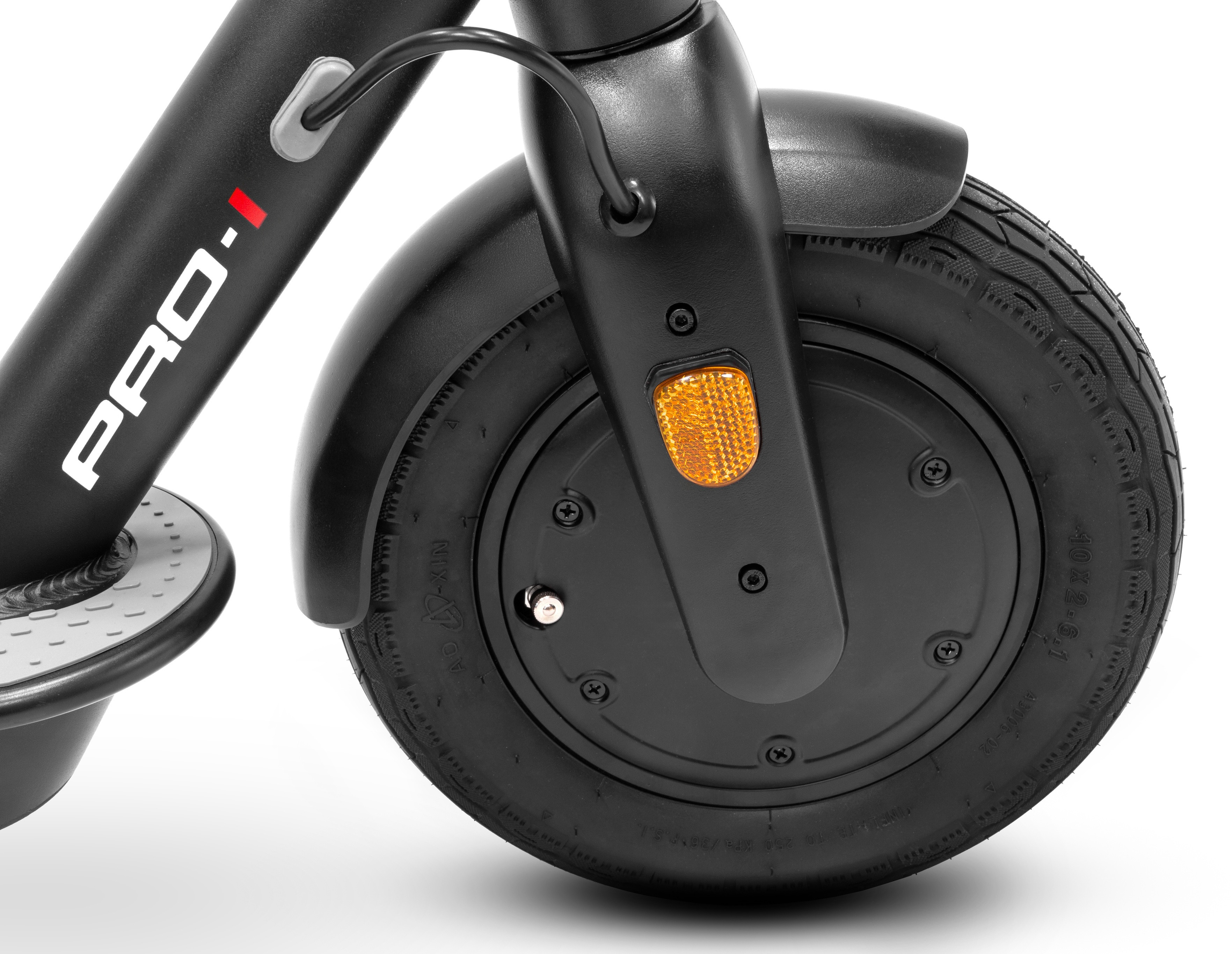 Zbliżenie czarnego koła hulajnogi elektrycznej. Opona ma tekst, a koło pomarańczowy odblask.