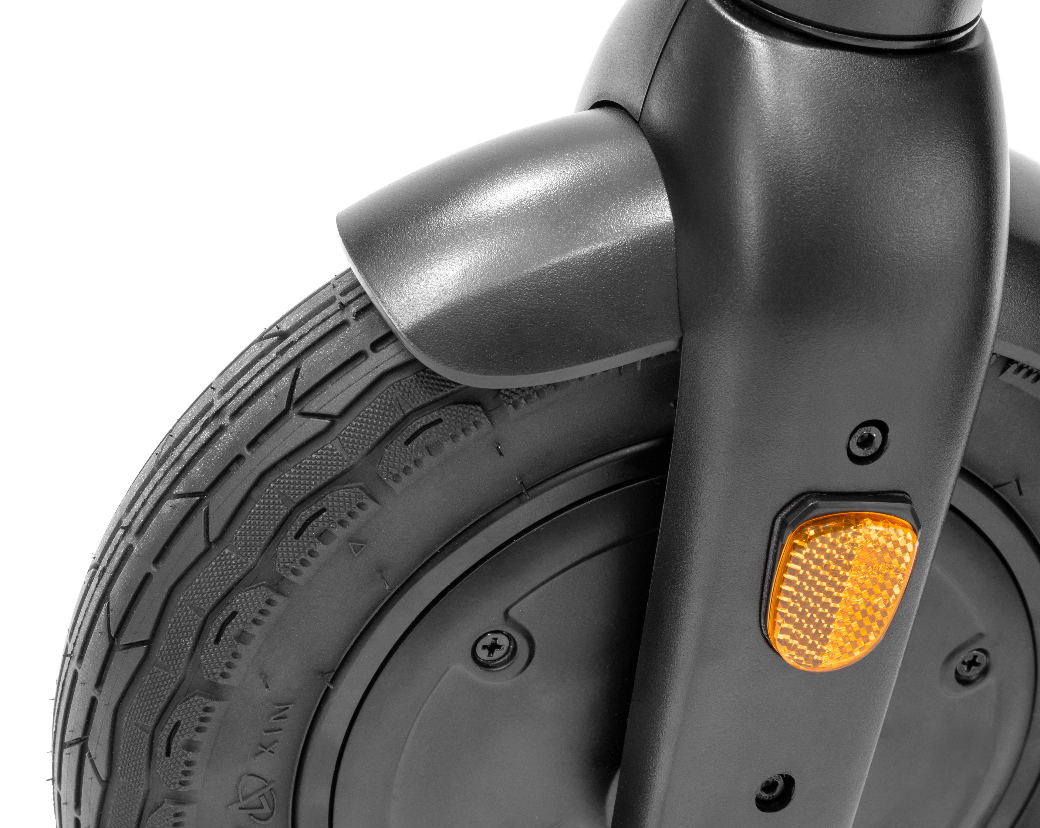 Zbliżenie koła skutera z czarną oponą, błotnikiem i pomarańczowym odblaskiem na białym tle.