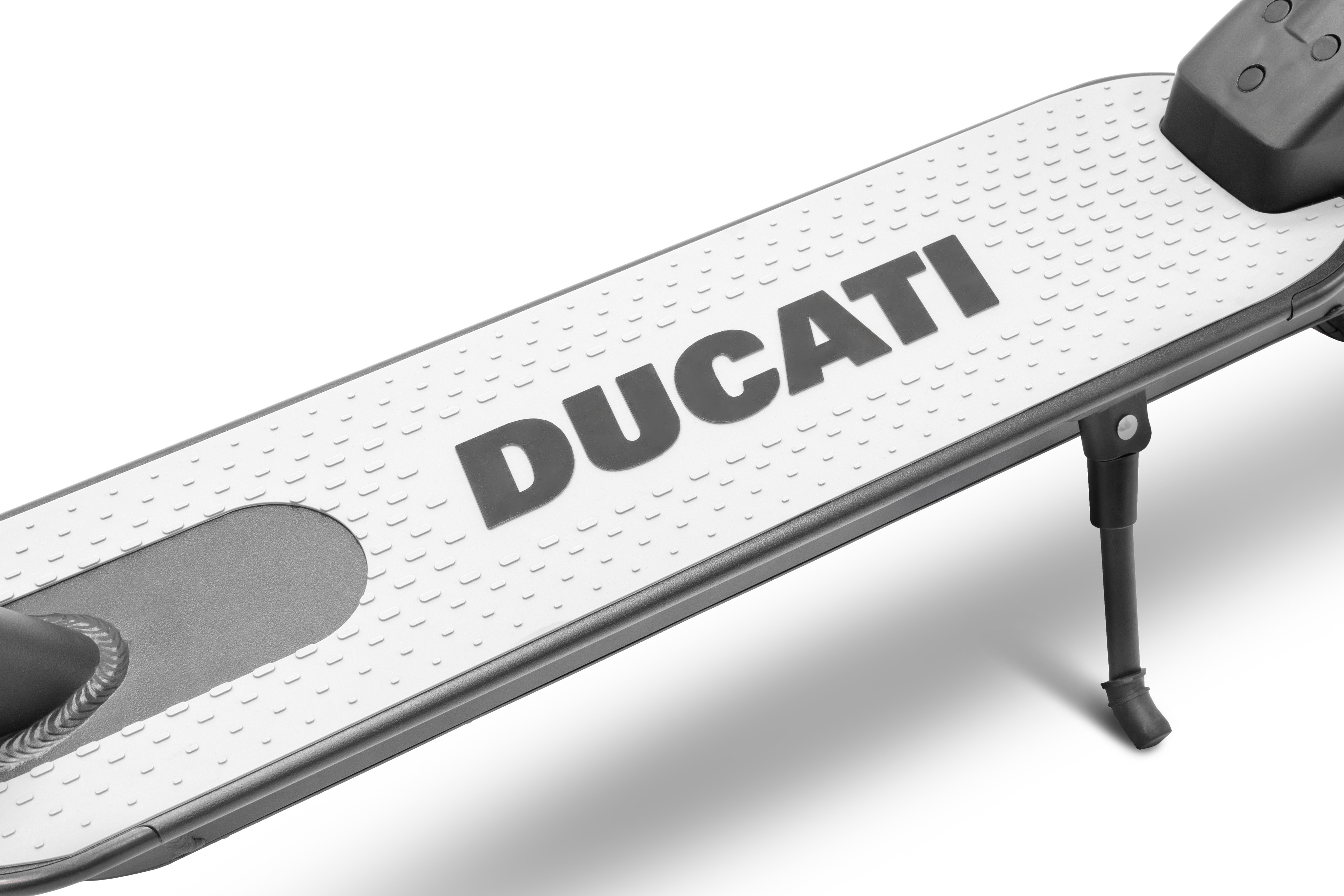 Platforma hulajnogi elektrycznej Ducati. Biała z szarymi akcentami i logo Ducati. Czarny stojak i elementy sterujące.
