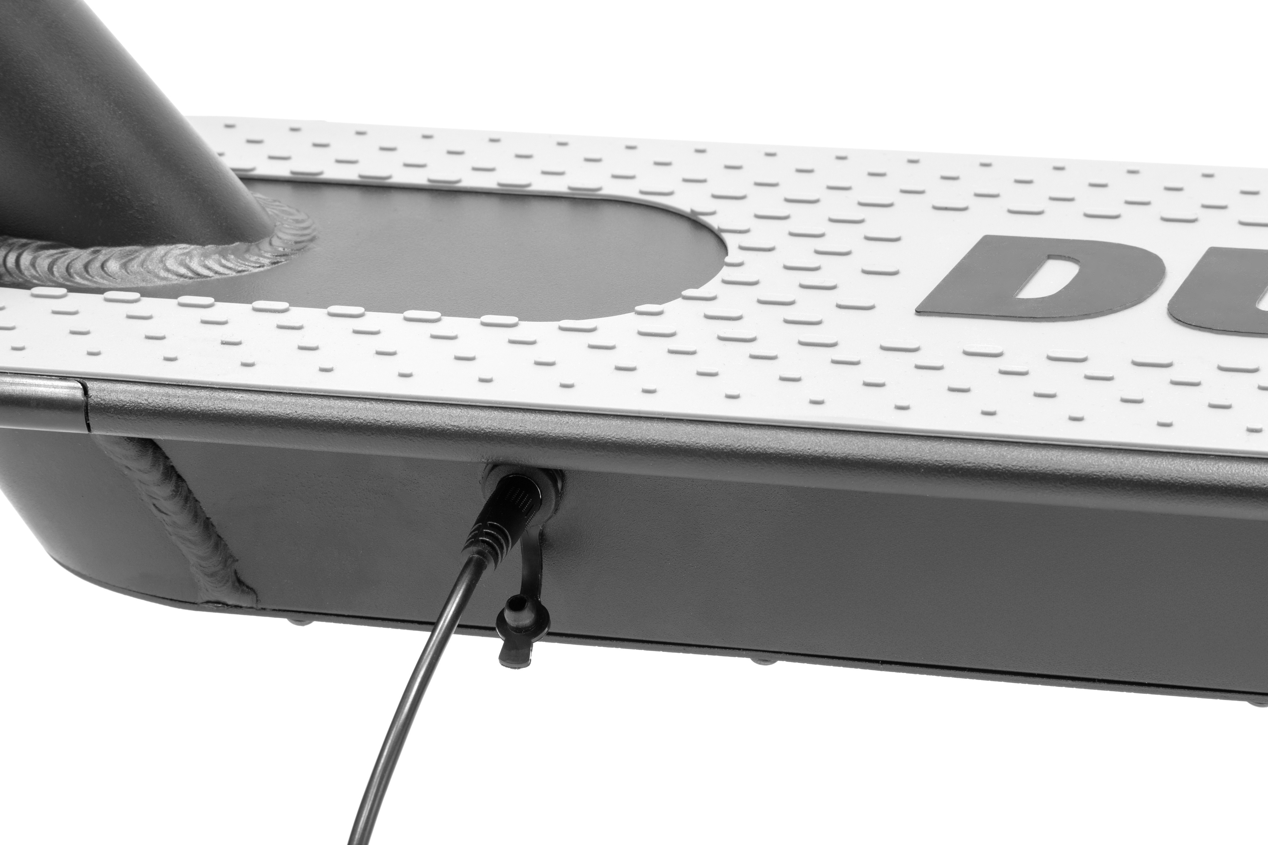 Zbliżenie pokładu skutera. Pokazuje port ładowania i teksturowaną powierzchnię z nazwą marki.