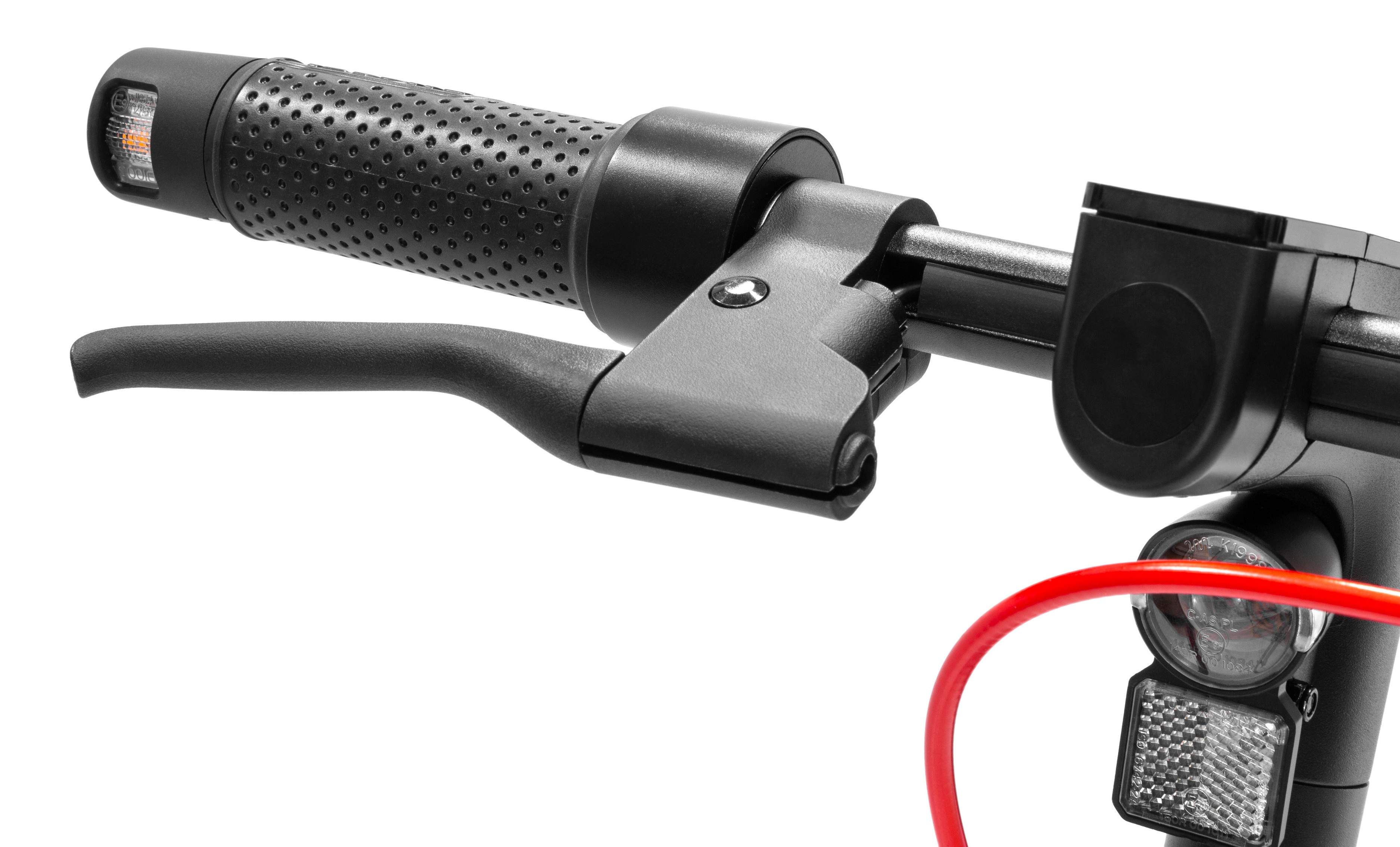 Zbliżenie czarnej kierownicy skutera z dźwignią hamulca, teksturowanym uchwytem i czerwonym kablem. Białe tło.