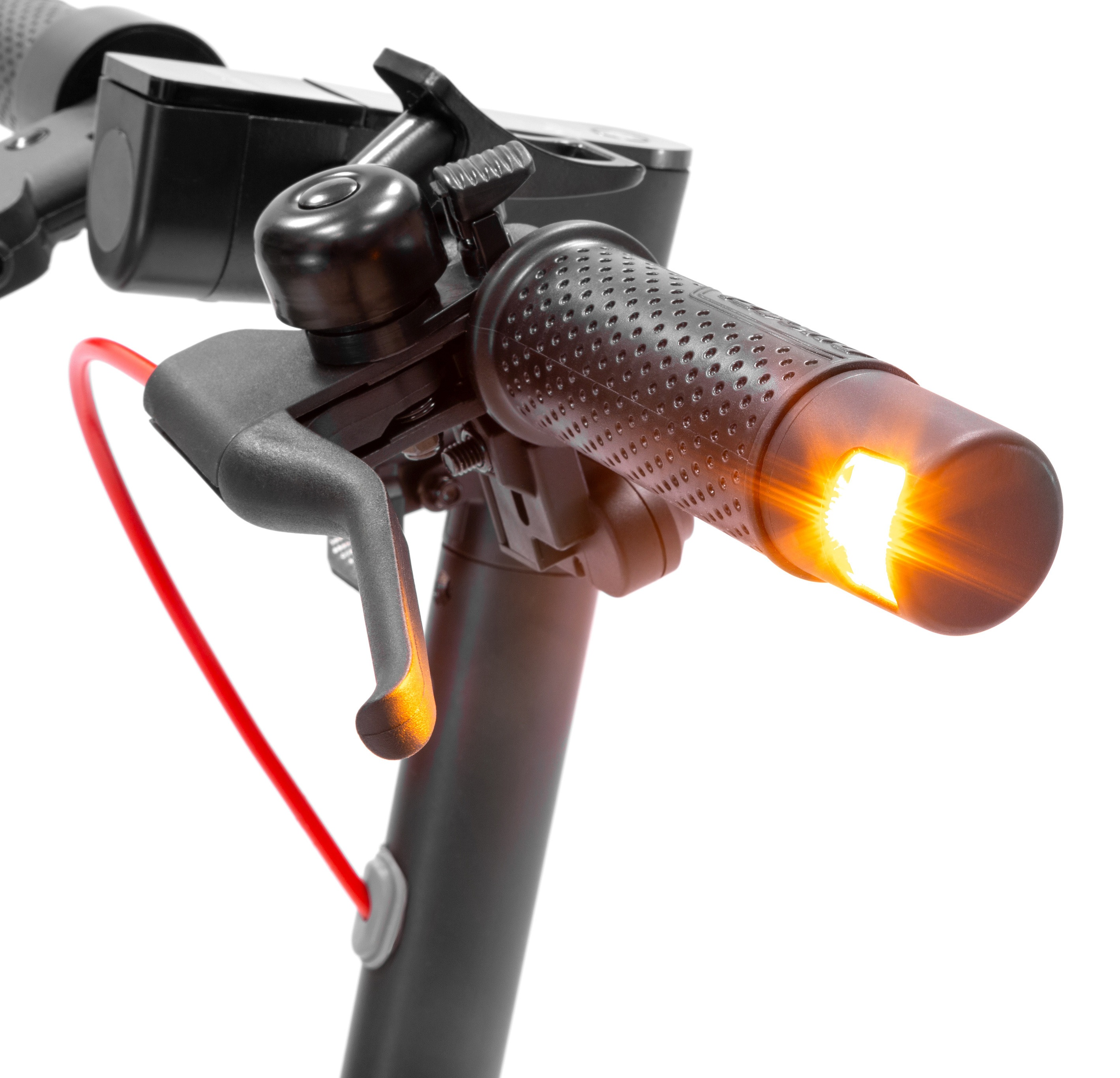 Zbliżenie kierownicy hulajnogi elektrycznej. Ma dźwignię hamulca i światło na końcu. Widoczny jest czerwony kabel.