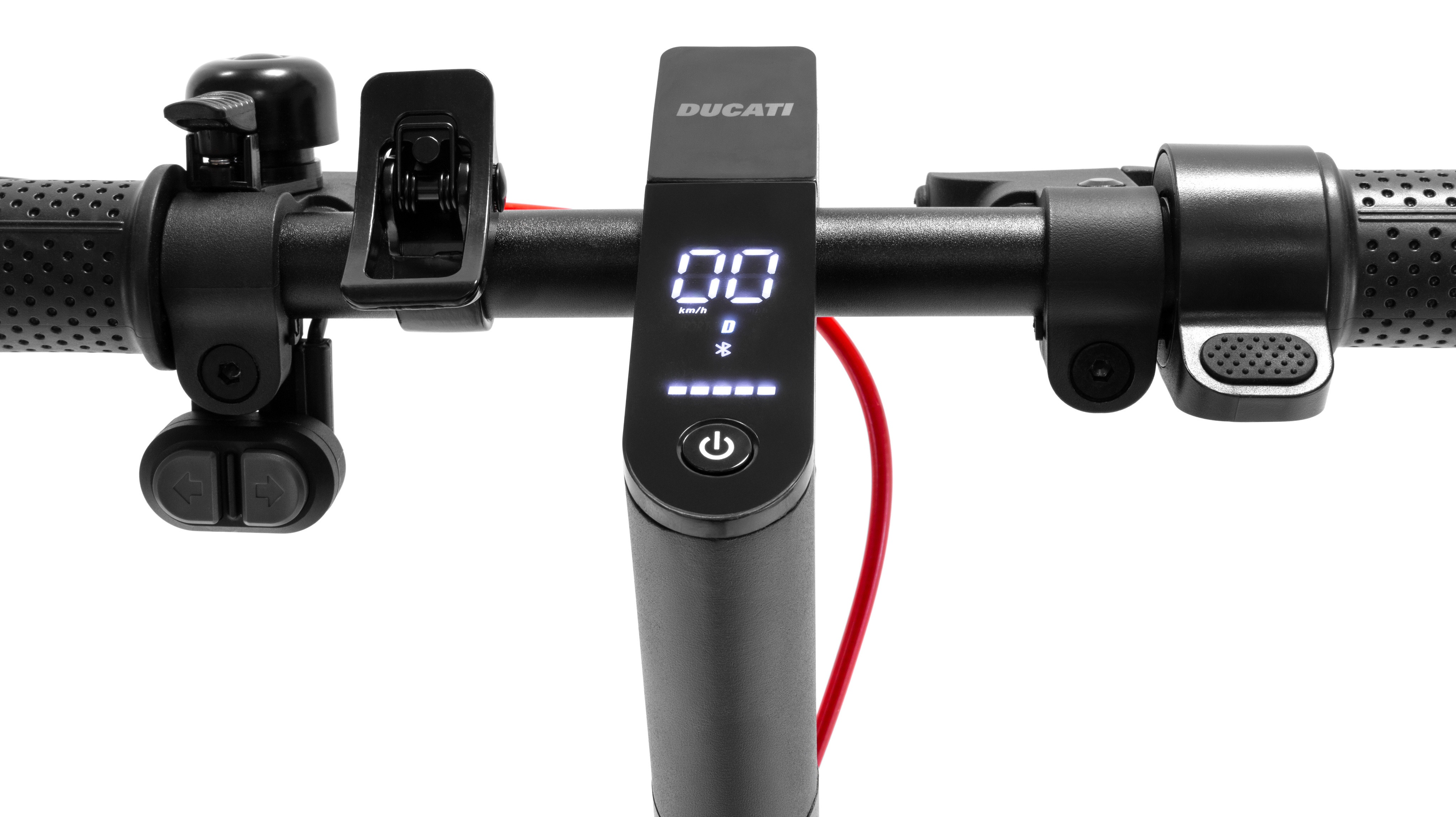 Zbliżenie czarnej kierownicy hulajnogi elektrycznej Ducati. Ma wyświetlacz pokazujący '00', dzwonek i czerwony kabel.