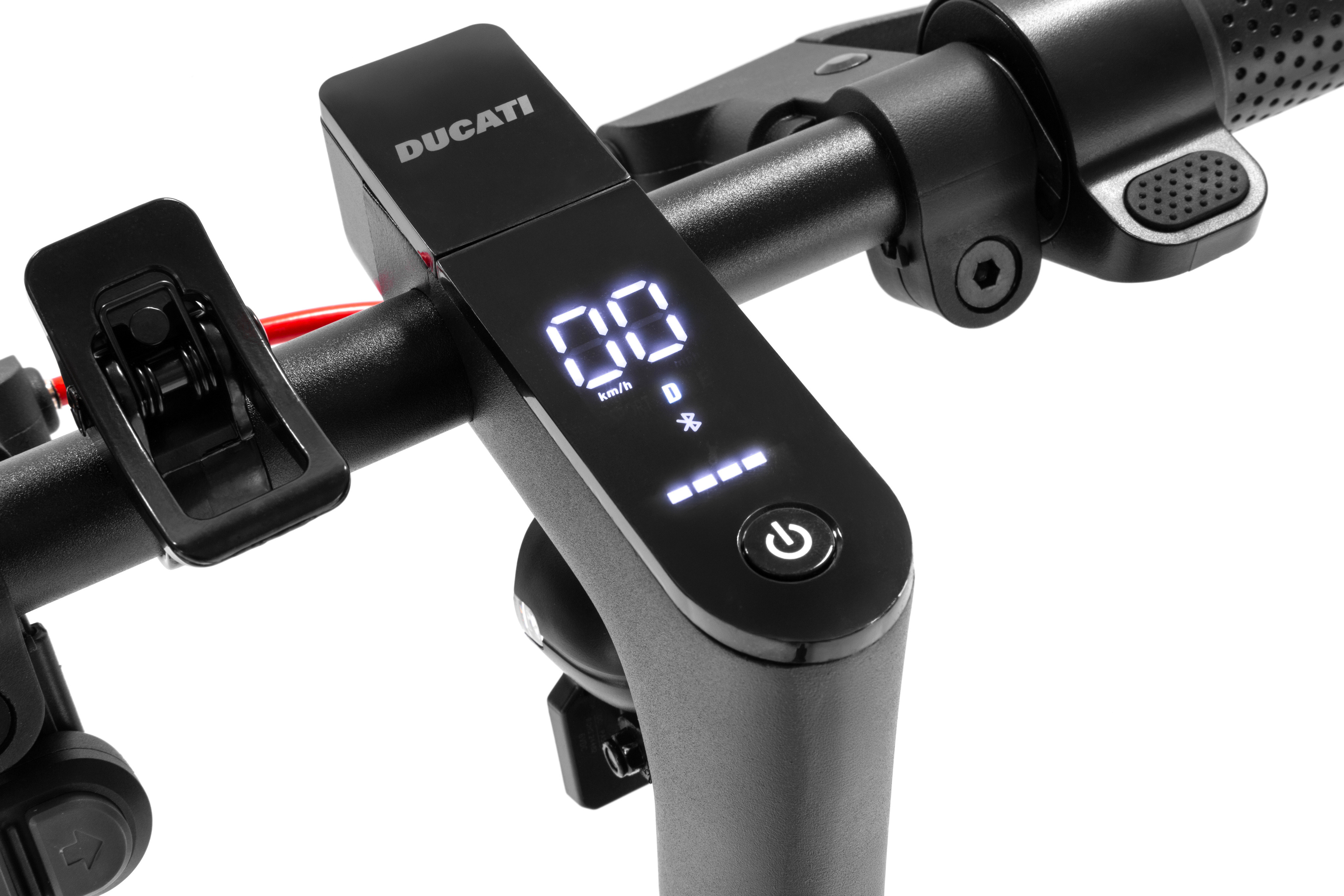 Zbliżenie czarnej kierownicy hulajnogi elektrycznej z cyfrowym wyświetlaczem pokazującym 00 km/h i logo Ducati.