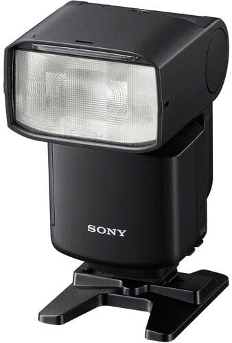 Siyah bir Sony kamera flaşı gösteriliyor. Büyük bir flaş kafasına ve montaj için bir tabana sahip. SONY kelimesi yan tarafa basılmıştır.