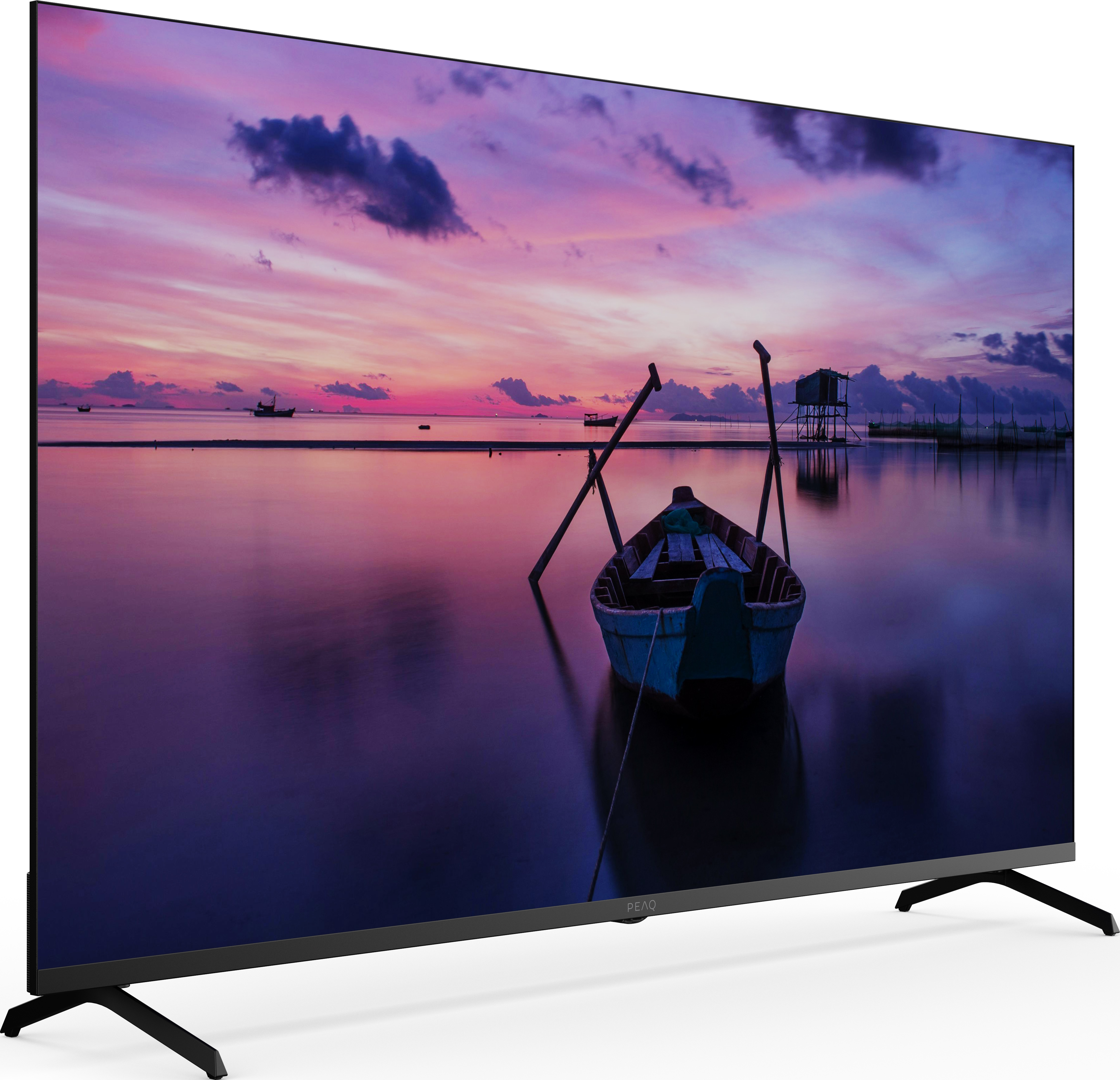 La télé affiche une scène de coucher de soleil avec un bateau. Le ciel violet et rose se reflète dans l'eau. Pied TV noir.