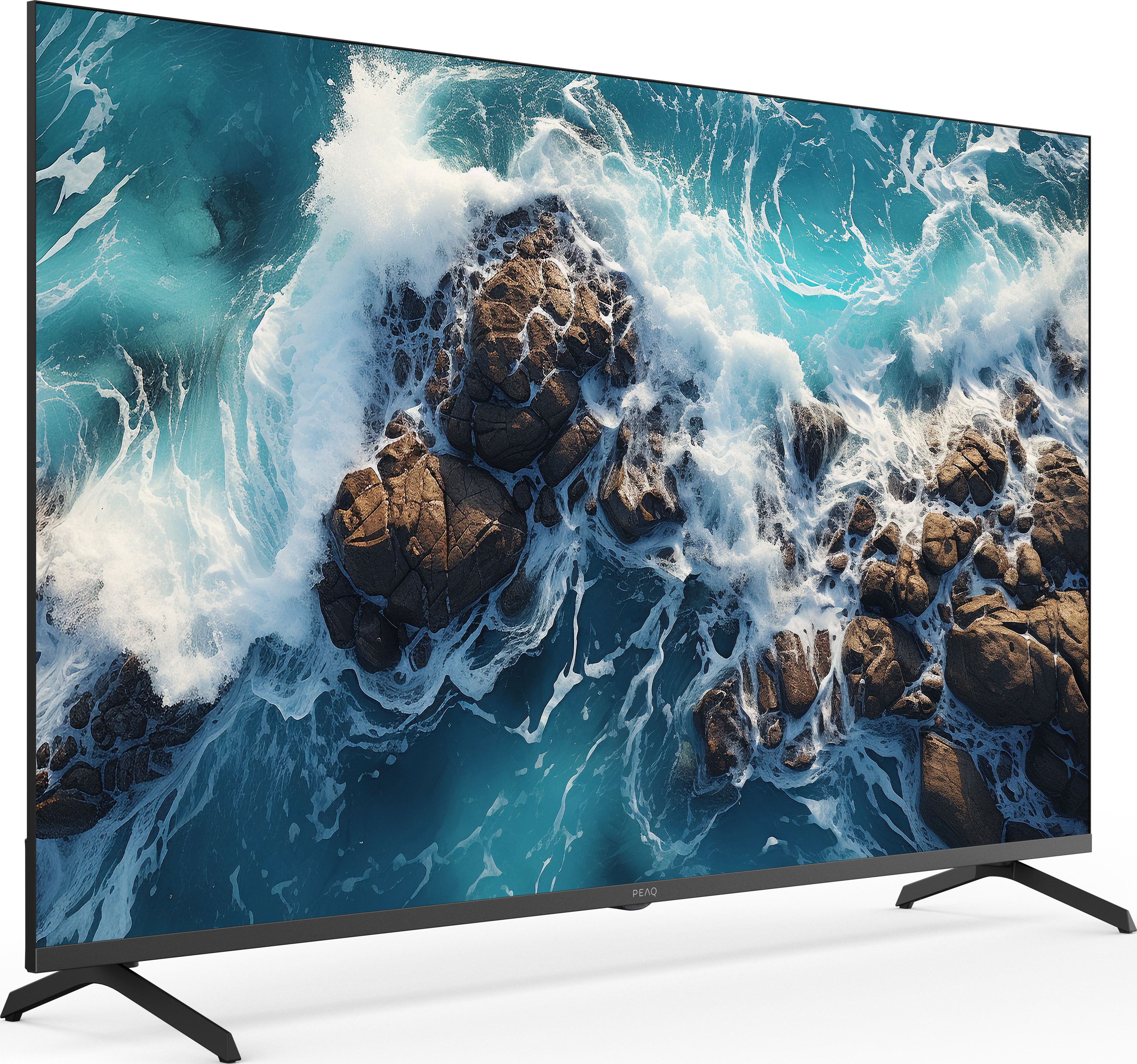 Der Fernseher zeigt eine Meereslandschaft mit Wellen, die auf braune Felsen treffen. Der Fernseher ist schwarz mit schwarzen Beinen auf weißem Grund.