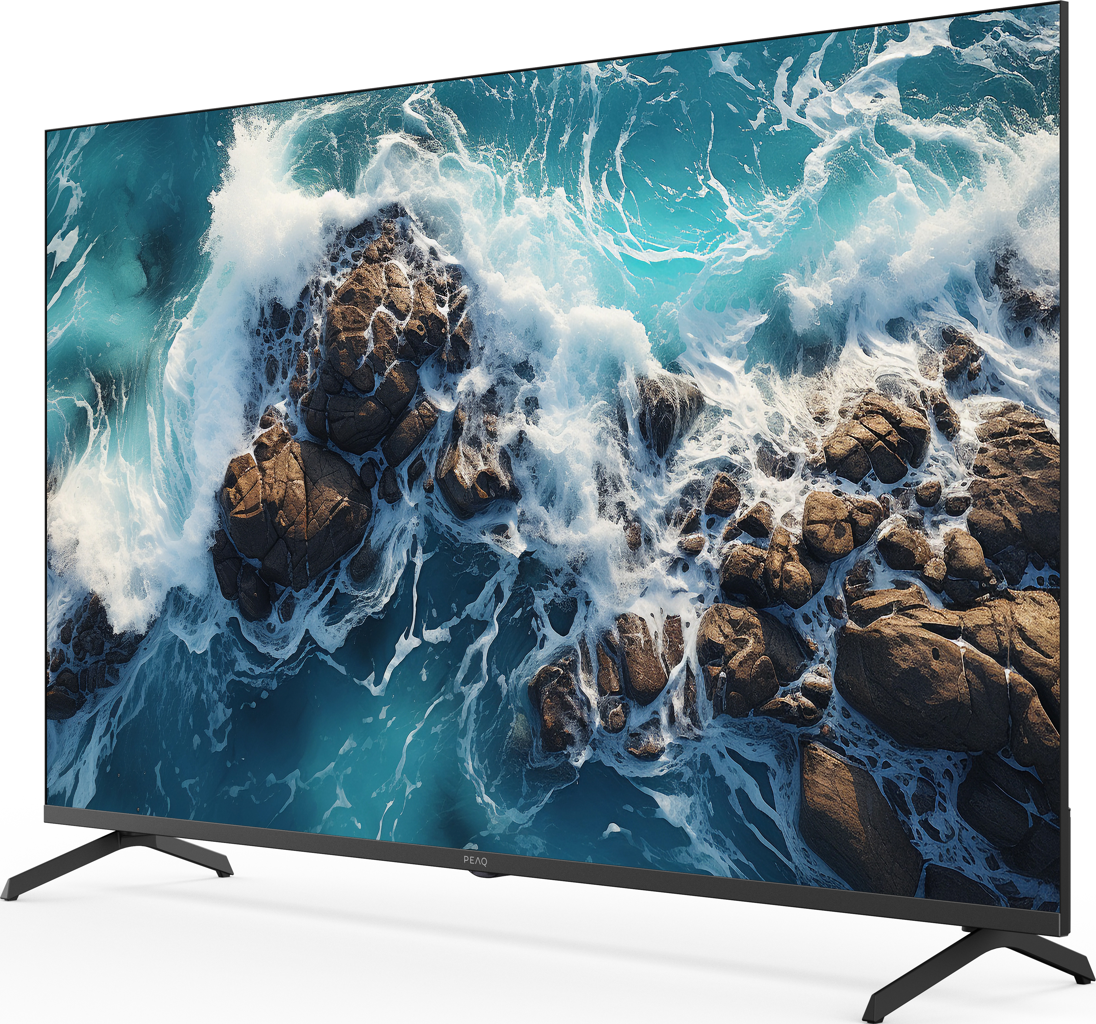 Ein Fernseher zeigt eine dynamische Ozeanszene mit Wellen, die über Felsen brechen, mit blauem Wasser und weißem Schaum.
