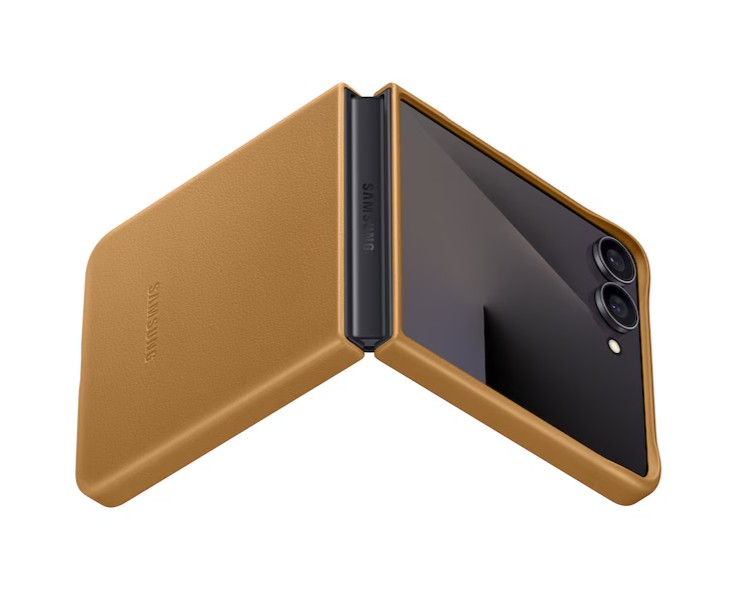 Beyaz arka plan üzerinde kısmen açık, ten rengi bir Samsung Galaxy Z Flip telefon. Telefon, Samsung logosu bulunan bir kılıf içinde.