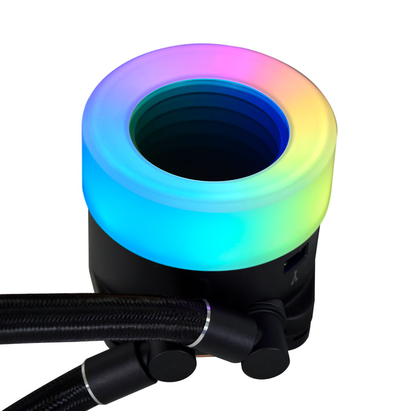 Ein Computer-Flüssigkeitskühler mit einem kreisförmigen, regenbogenfarbenen Oberteil. Schwarze Basis und Schläuche sind sichtbar. Der Hintergrund ist weiß.