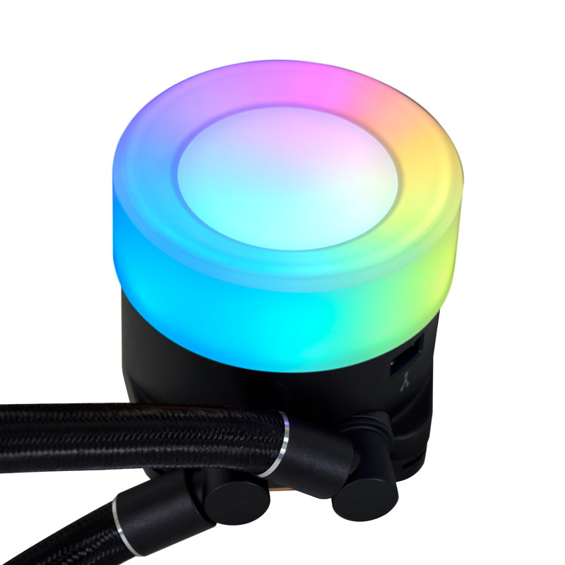 Ein Flüssigkeitskühler für den Computer mit einem kreisförmigen, RGB-beleuchteten Deckel. Schwarzer Körper und Schläuche, freigestellt auf weißem Hintergrund.
