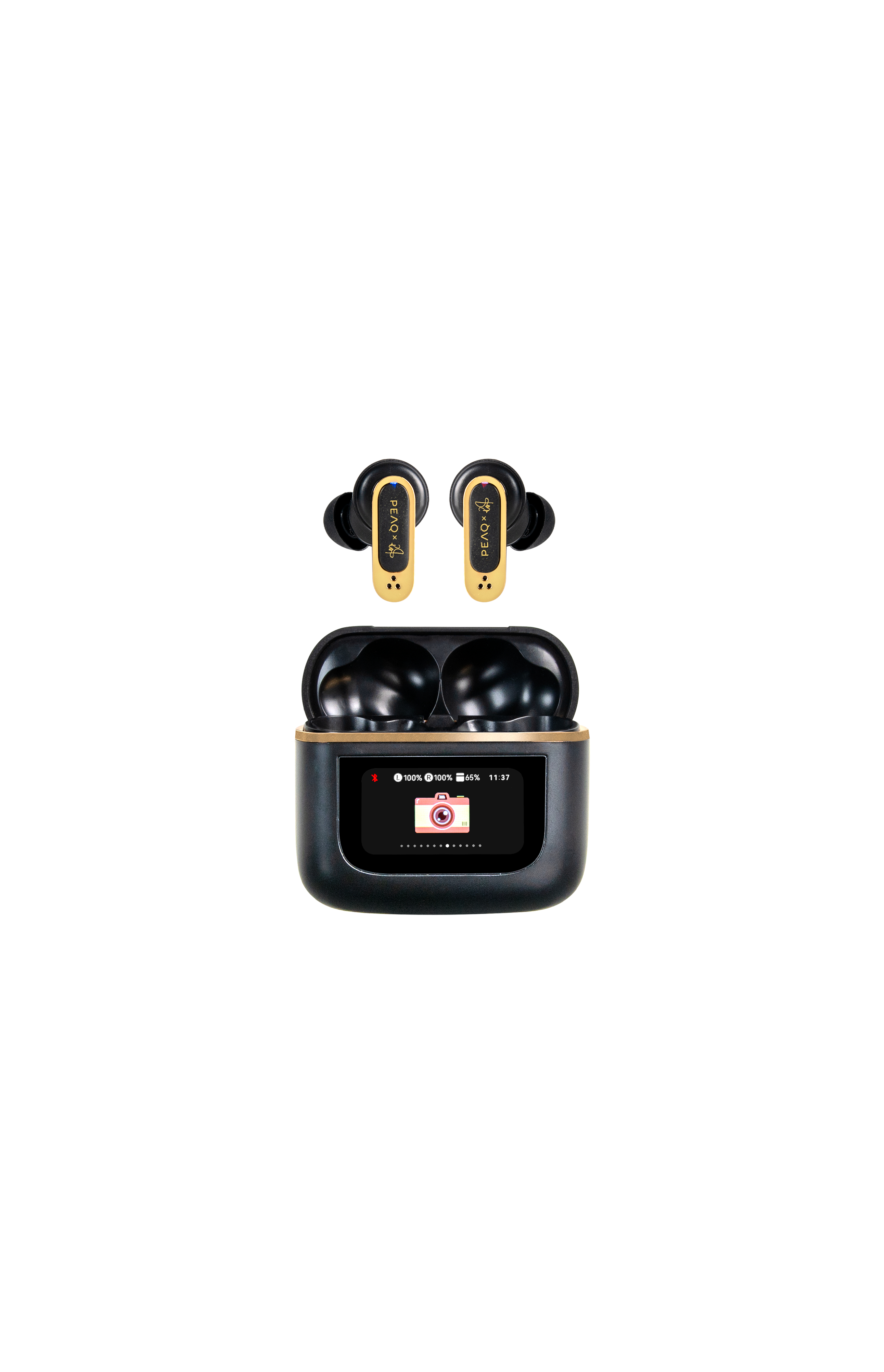 Ohrhörer und Ladecase. Ohrhörer sind schwarz und gold. Das Case hat einen Bildschirm mit Batterieinfo und einem Kamera-Symbol.