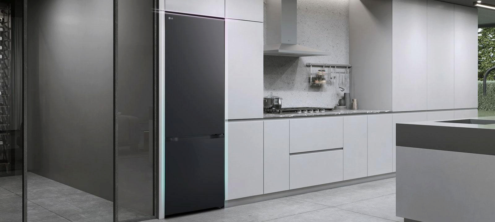 Eine moderne Küche mit schwarzem LG-Kühlschrank, weißen Schränken und Backsplash. Ein Fenster zeigt die Außenansicht.