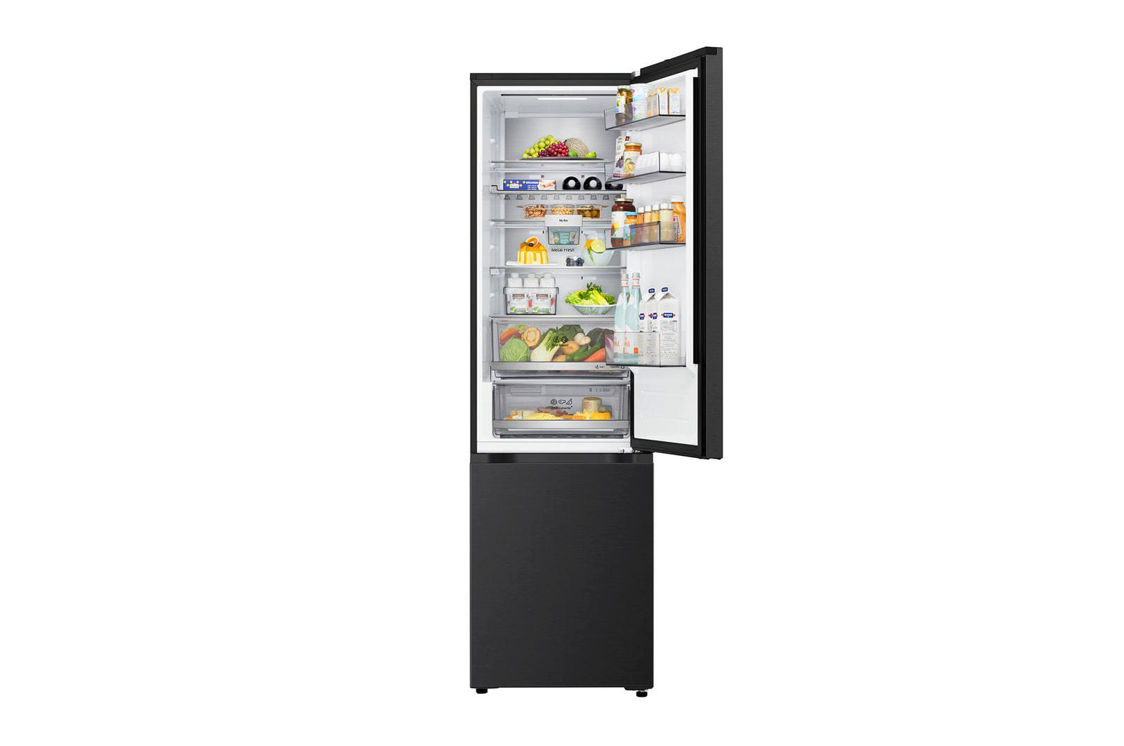 Offener schwarzer Kühlschrank. Im Inneren befinden sich Lebensmittel wie Obst, Gemüse, Getränke und andere Lebensmittel. Weißer Hintergrund.