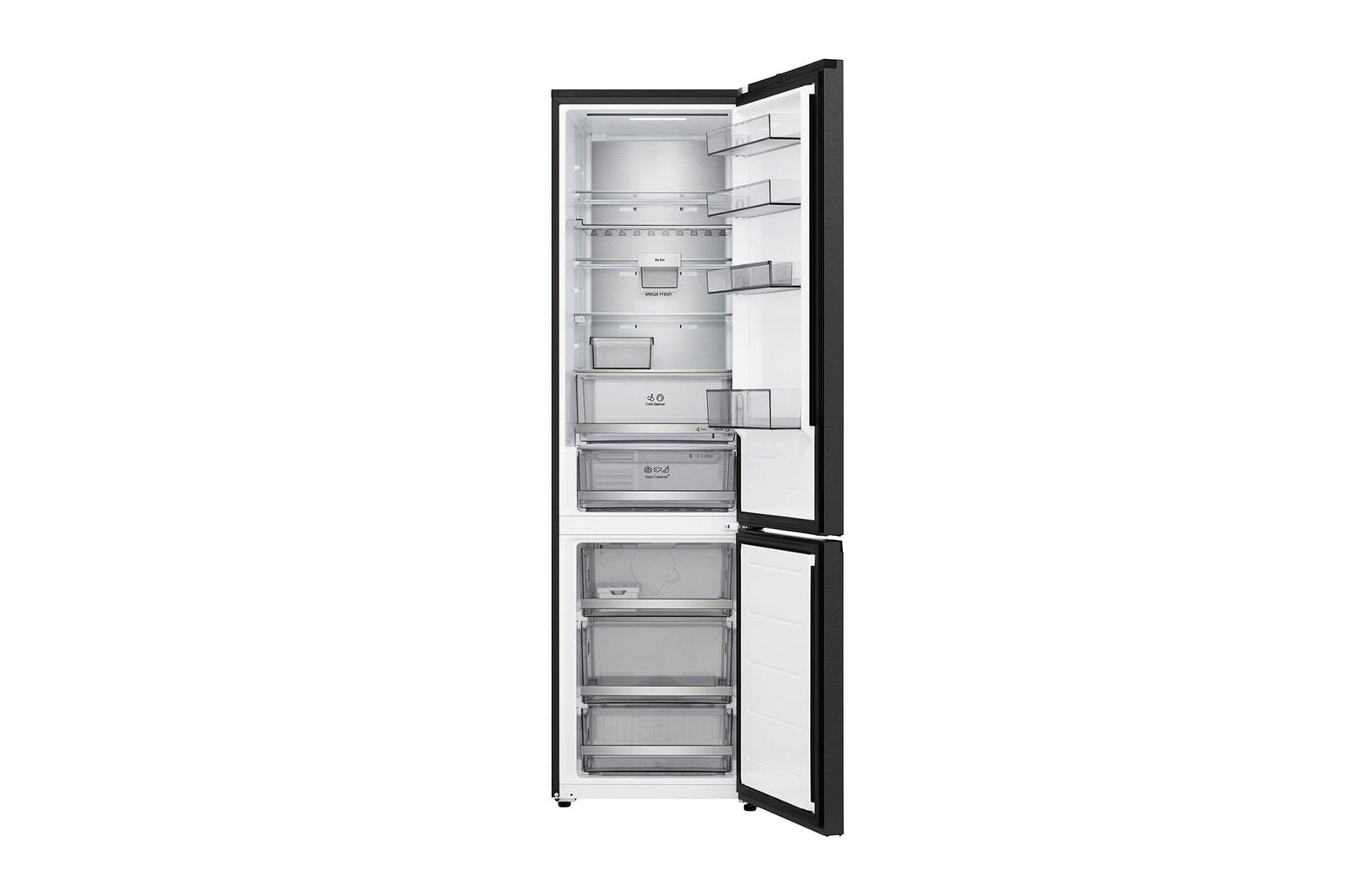 Offener schwarzer Kühlschrank. Innenraum mit Regalen, Schubladen und Fächern. Die Tür ist geöffnet und zeigt das Innere.
