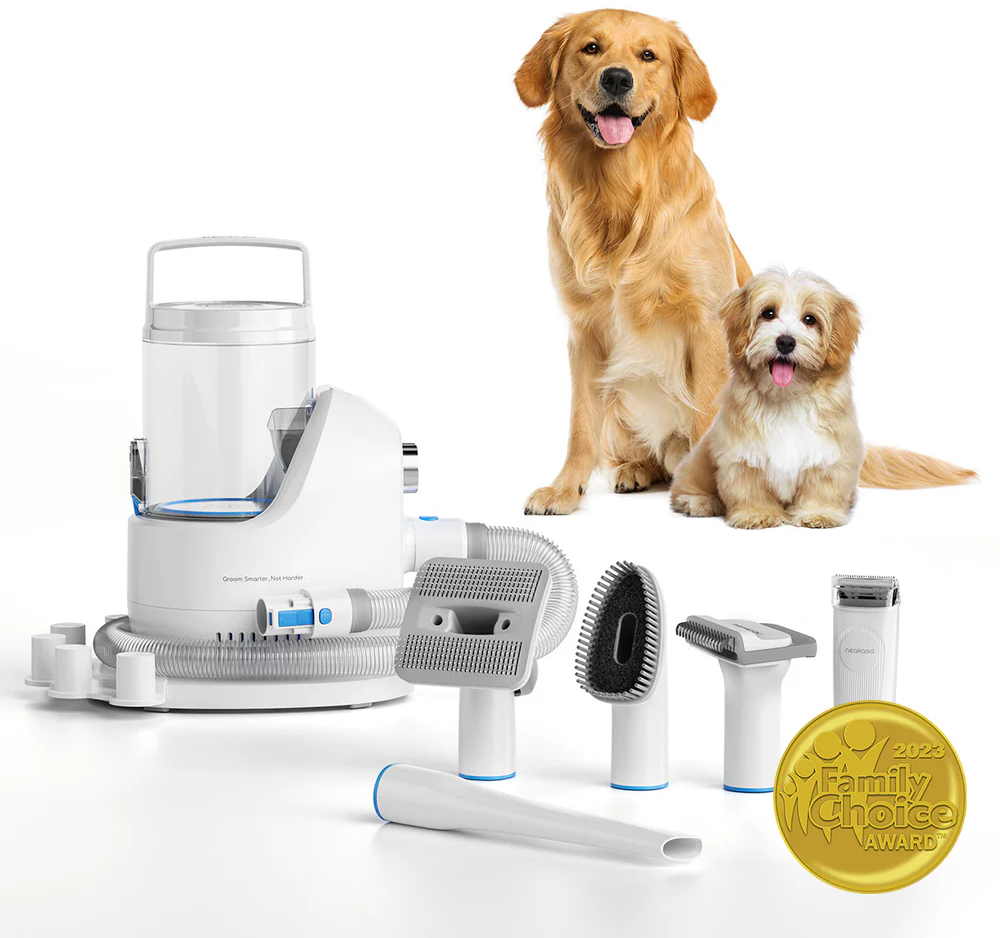 Ein Golden Retriever und ein kleiner Hund sitzen neben einem Pflege-Set. Das Set enthält einen Staubsauger, Bürsten und einen Trimmer mit dem Family Choice Award.