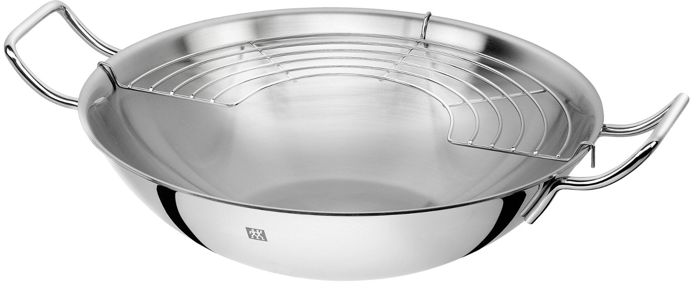 Eine glänzende Edelstahl-Wok-Pfanne mit zwei Griffen und einem Drahtgestell im Inneren.