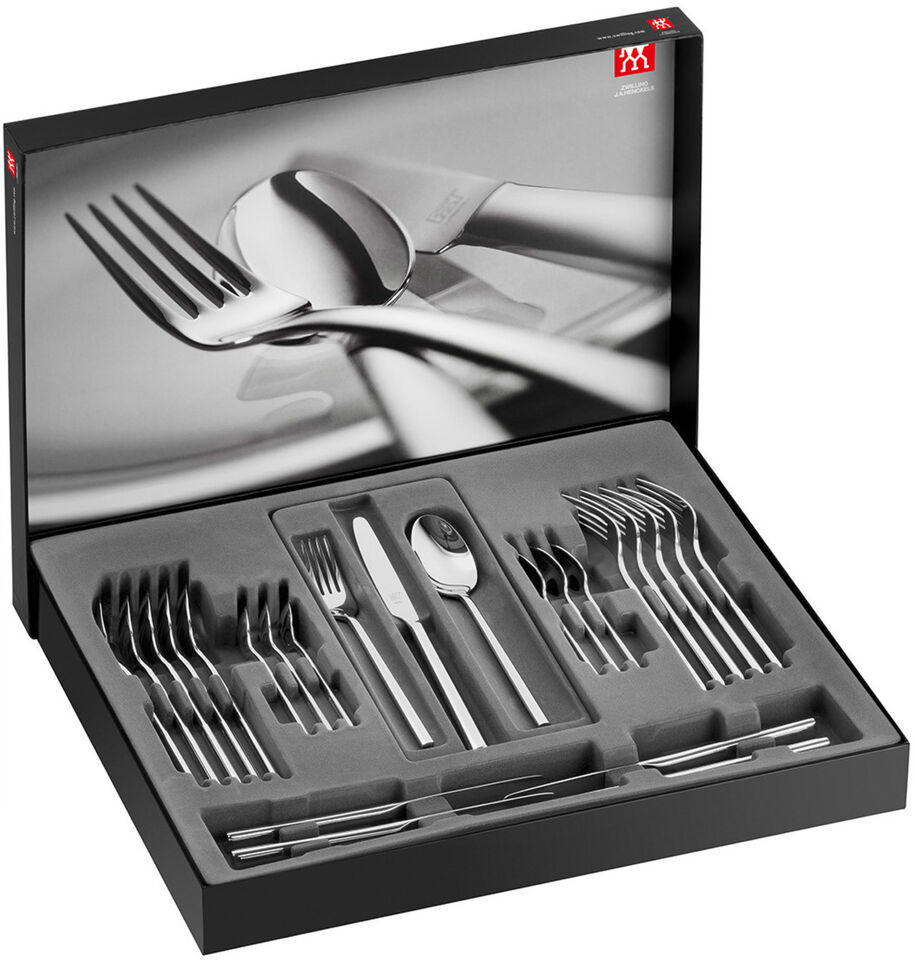 Eine schwarze Box mit einem Set aus Edelstahlbesteck. Gabeln, Löffel und Messer sind ordentlich in einer grauen Schaumstoffeinlage angeordnet.