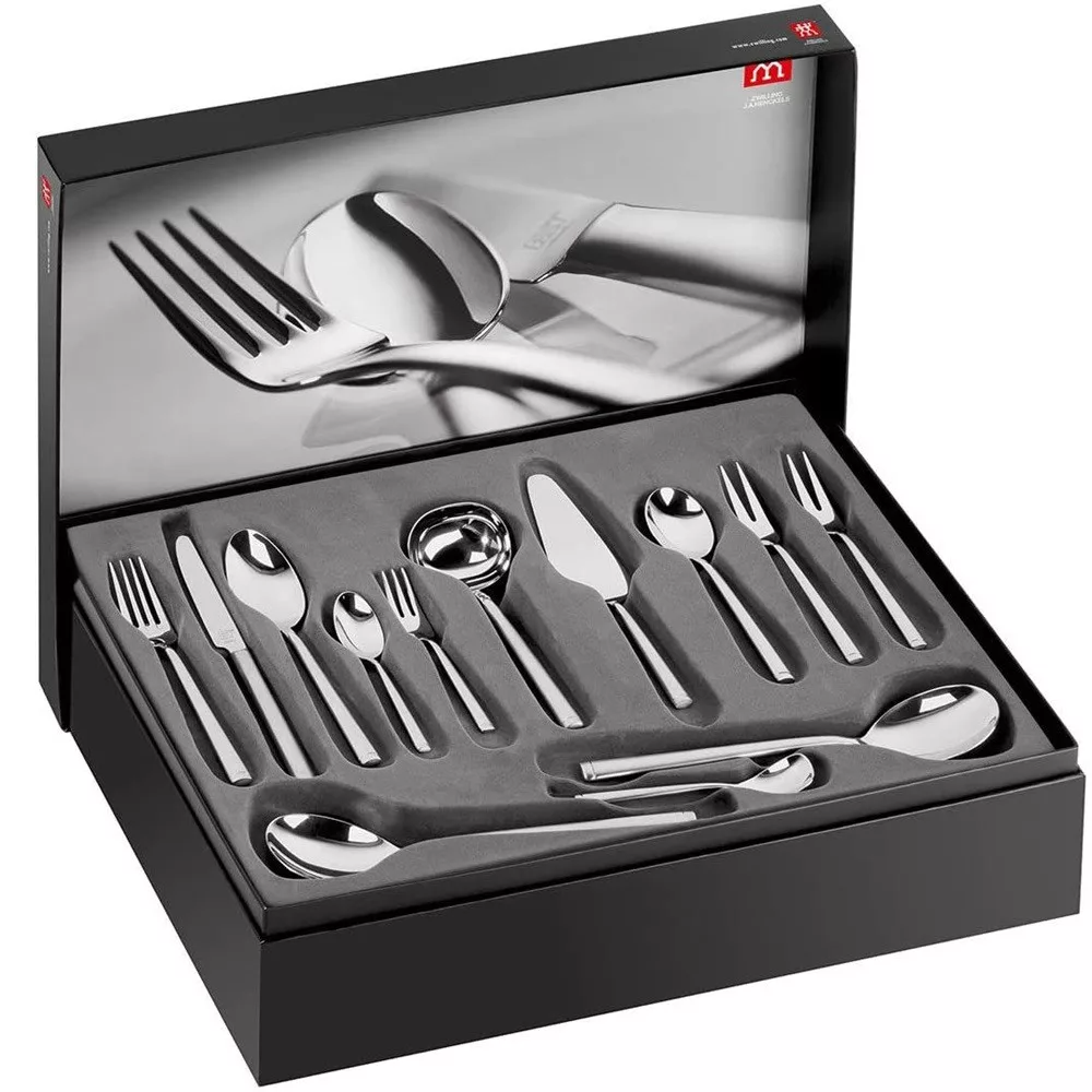 Ein Set aus silbernem Besteck in einer schwarzen Box. Enthält Gabeln, Messer, Löffel und Servierstücke, ordentlich in einer Schaumstoffeinlage angeordnet.
