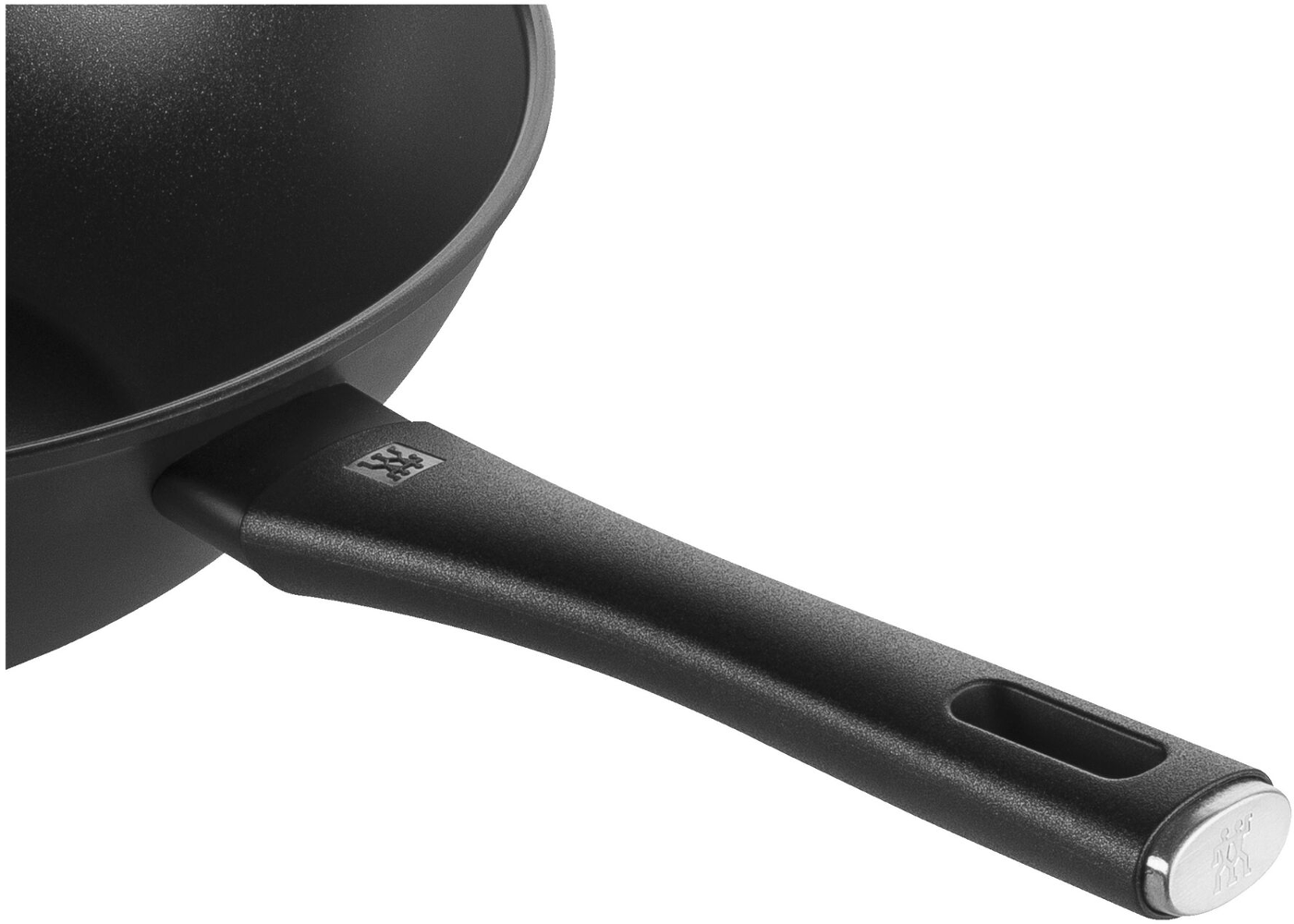 Nahaufnahme einer schwarzen Wok-Pfanne mit schwarzem Griff. Der Griff hat ein Loch und ein Metallende mit Logo. Weißer Hintergrund.