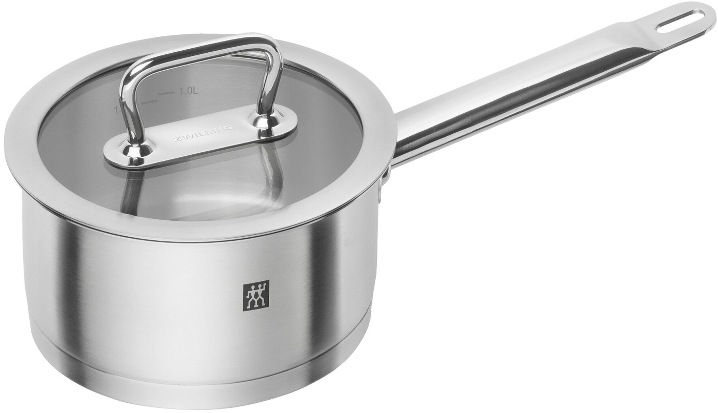 Edelstahl-Kochtopf mit Glasdeckel. Die Pfanne hat einen langen Griff und der Deckel einen Griff. Das Markenlogo ist sichtbar.