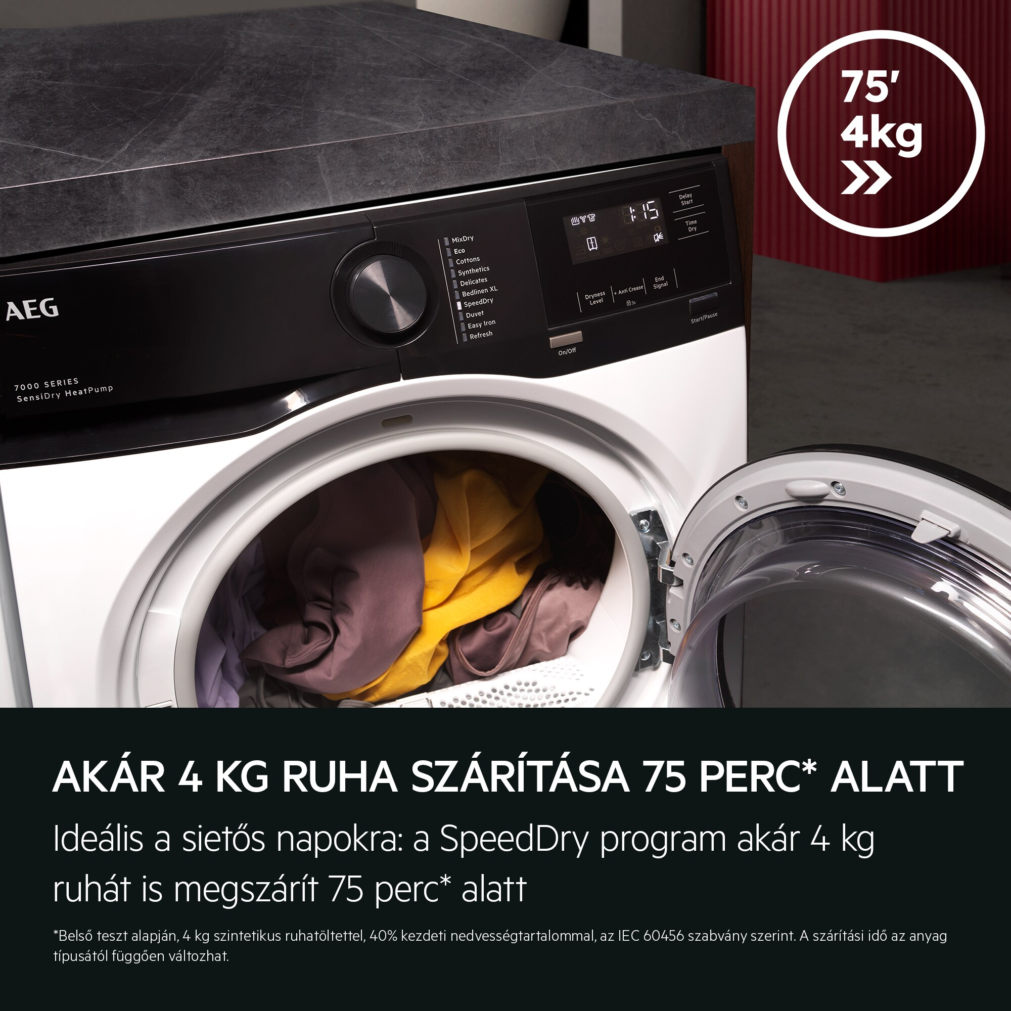 AEG szárítógép nyitott ajtóval, ruhákkal. A kijelző 1:15-öt mutat. Egy címke 75'/4kg-ot jelez.