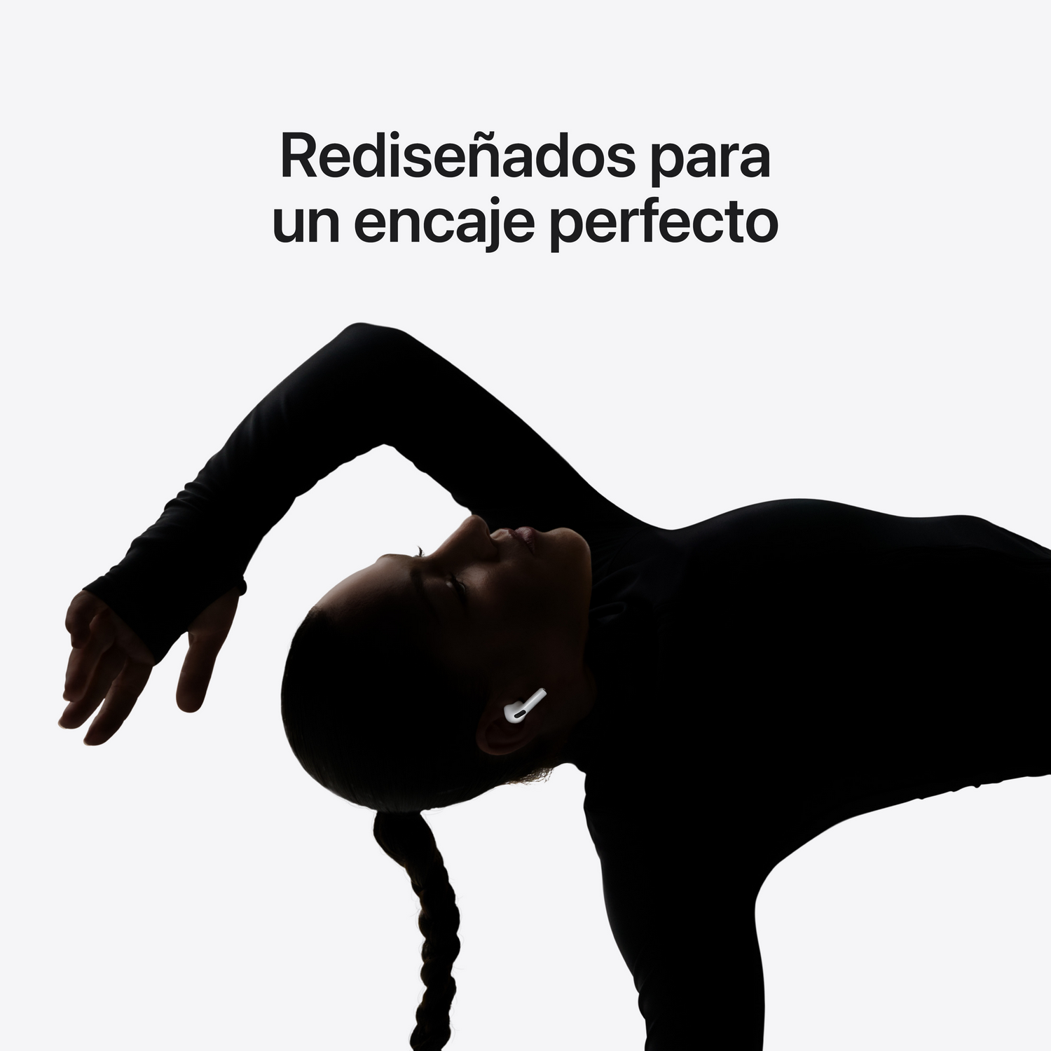 Una persona en silueta con auriculares, arqueando la espalda. Texto: Rediseñados para un encaje perfecto (Rediseñado para un ajuste perfecto).