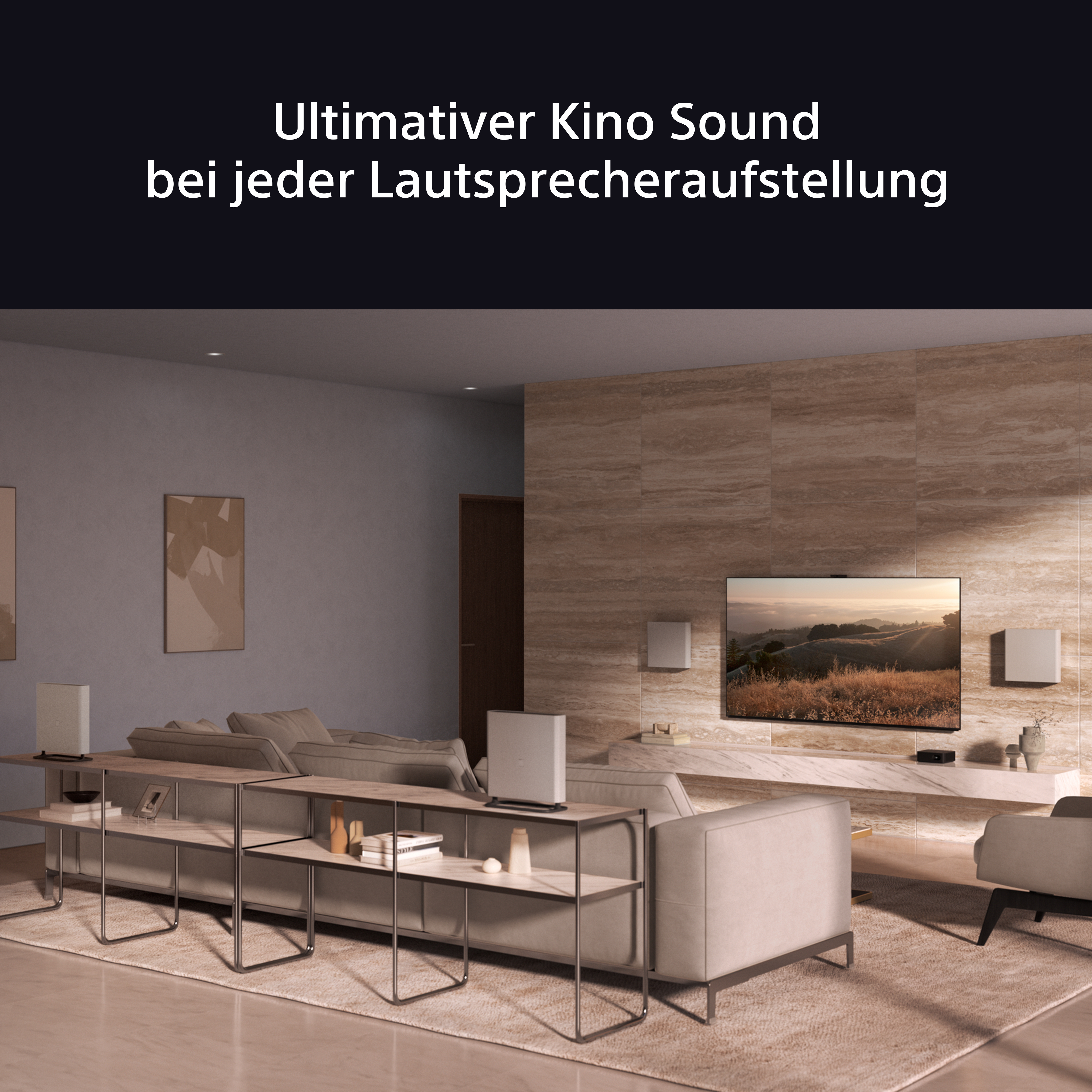 Wohnzimmer mit Sofa, TV, Lautsprechern und Regalen. Text: Ultimativer Kinosound bei jeder Lautsprecheraufstellung.