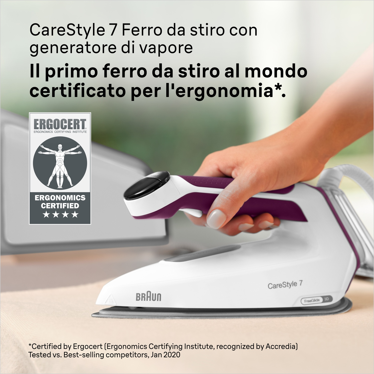 Un ferro da stiro bianco e viola, tenuto da una mano, è in primo piano. Ha il marchio Braun. Testo e un logo di certificazione sono visibili.