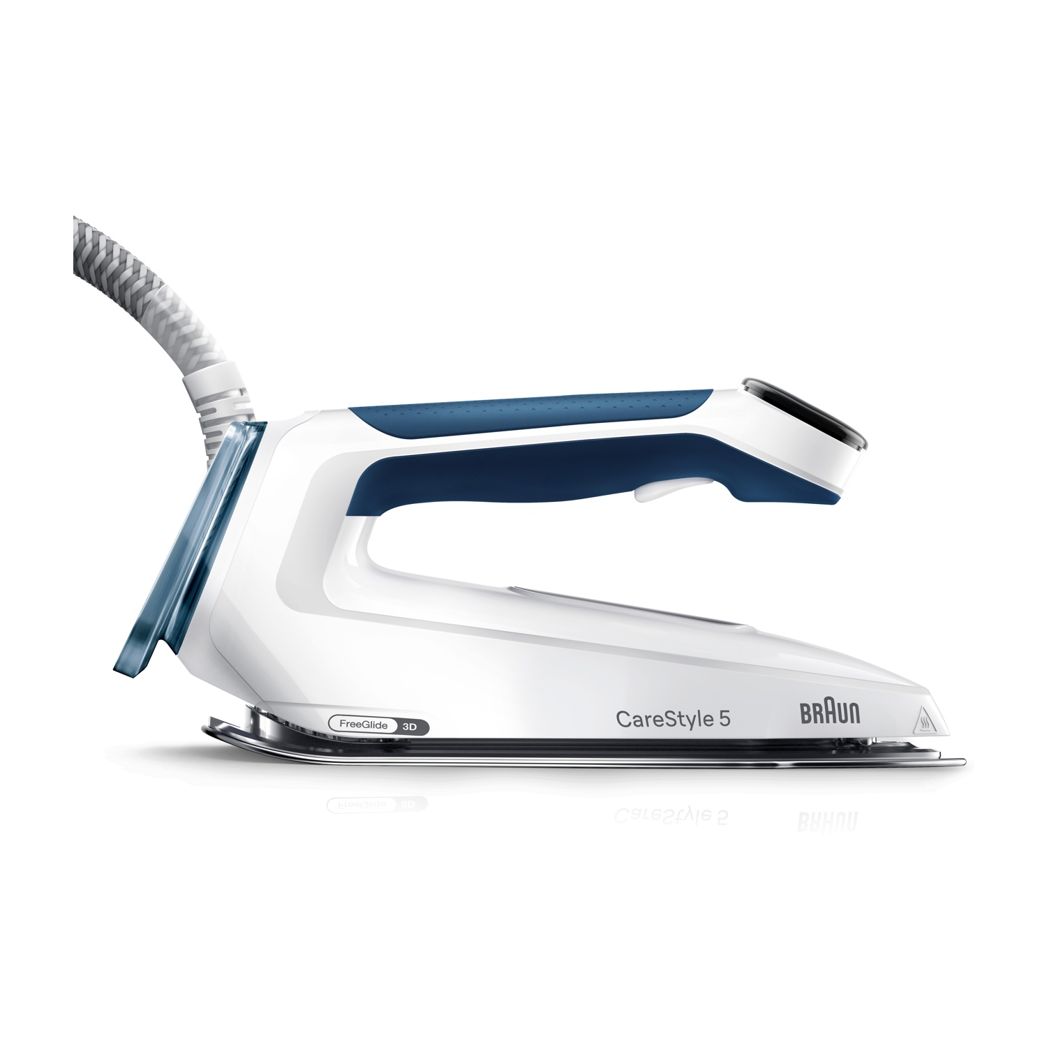 Un ferro da stiro Braun CareStyle 5 bianco e blu. Ha un design curvo, con serbatoio dell'acqua e piastra argentata. Sfondo bianco.