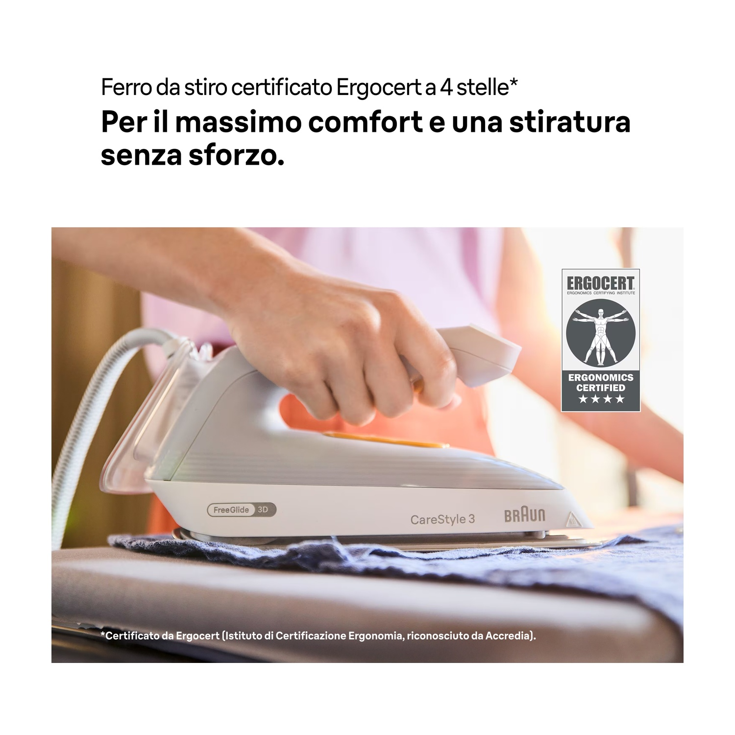 Una persona che stira i vestiti con un ferro da stiro Braun. Il ferro è bianco e grigio, e l'etichetta dice CareStyle 3 e FreeGlide 3D.