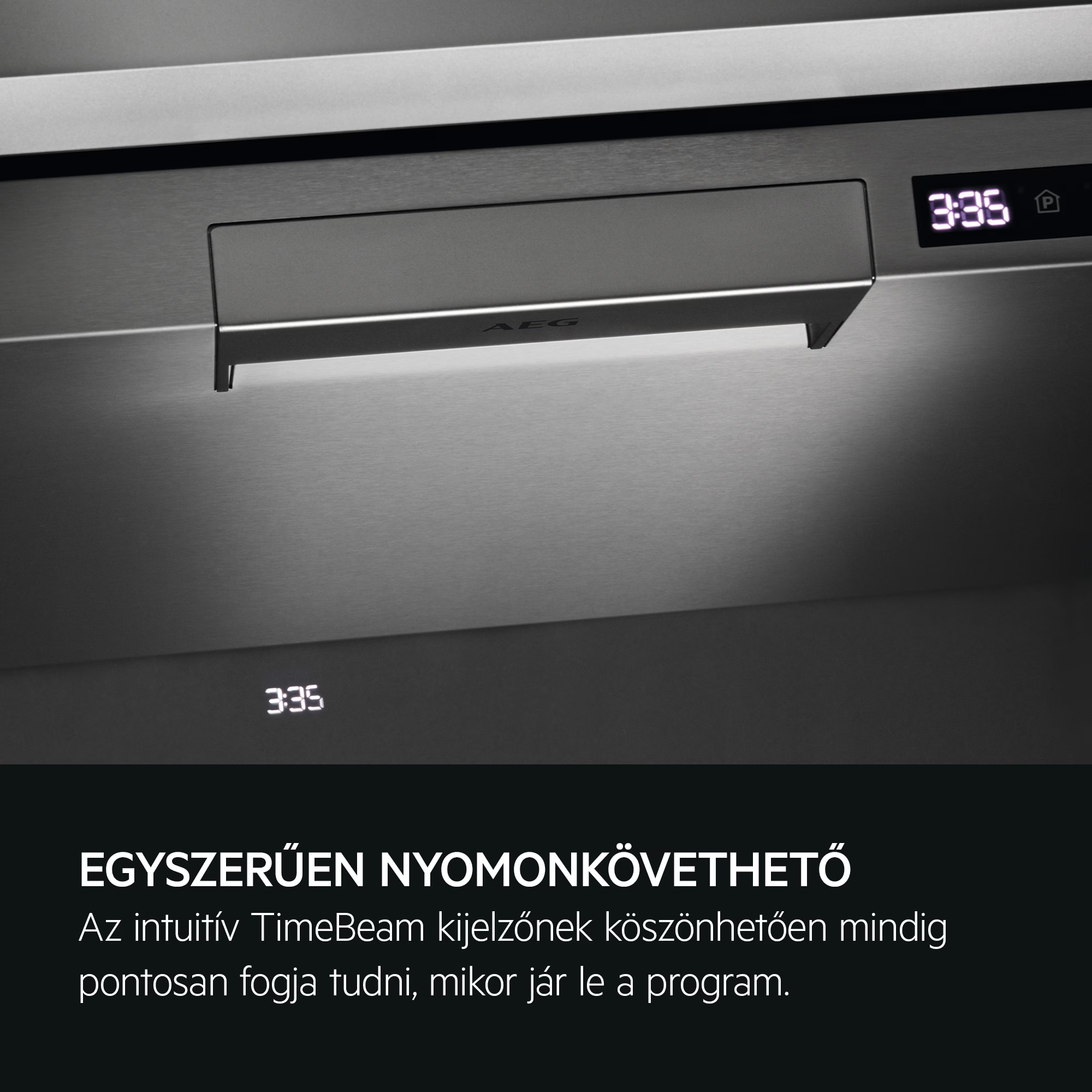 Rozsdamentes acél készülékpanel digitális kijelzővel, amely 3:35-öt mutat. A panelen fogantyú is van.