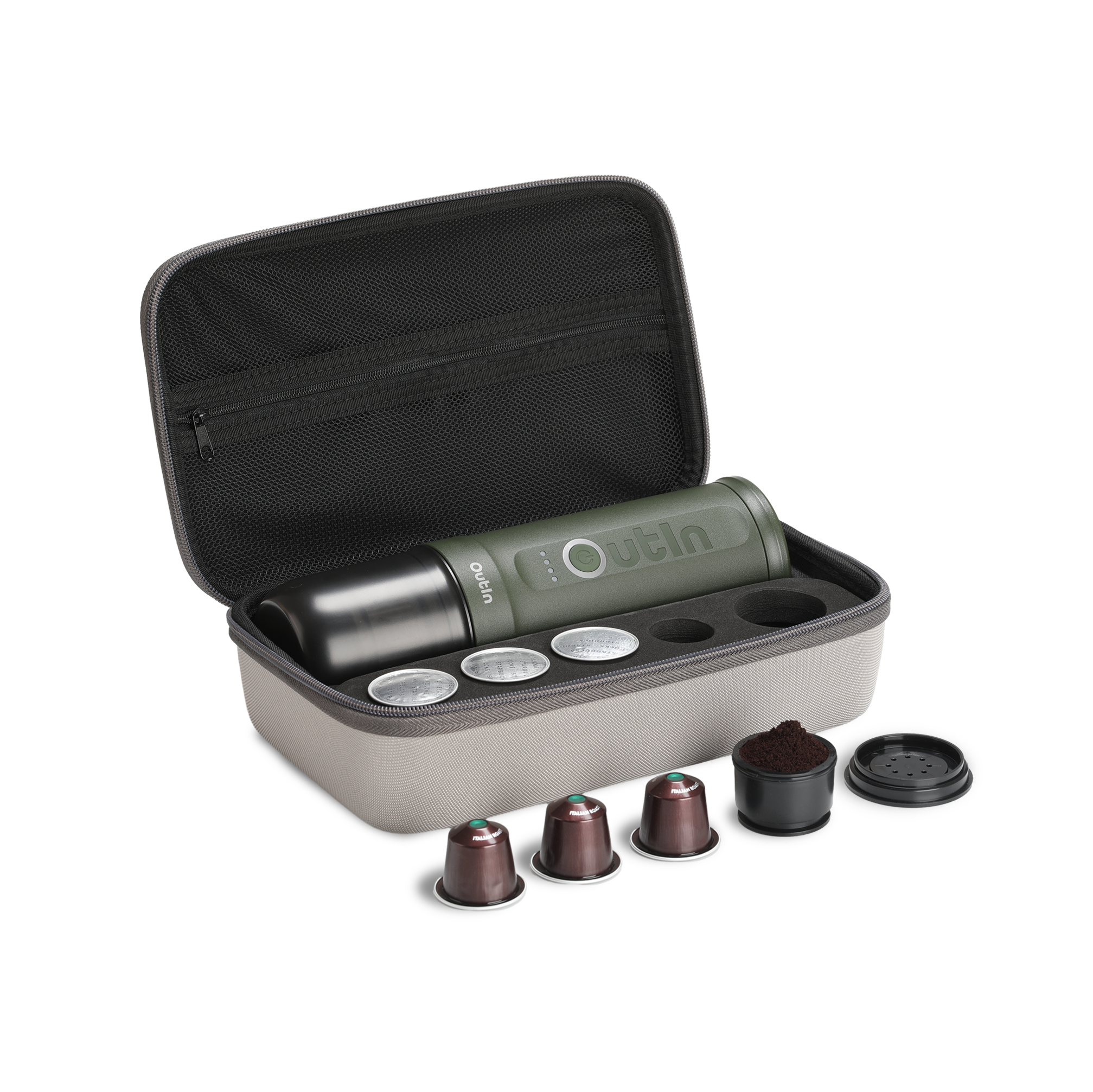 Offener Reisekoffer mit Kaffeemaschine, Pads und Zubehör. Olivgrüner Maker, silberne Pads und braunes Kaffeepulver sind sichtbar.