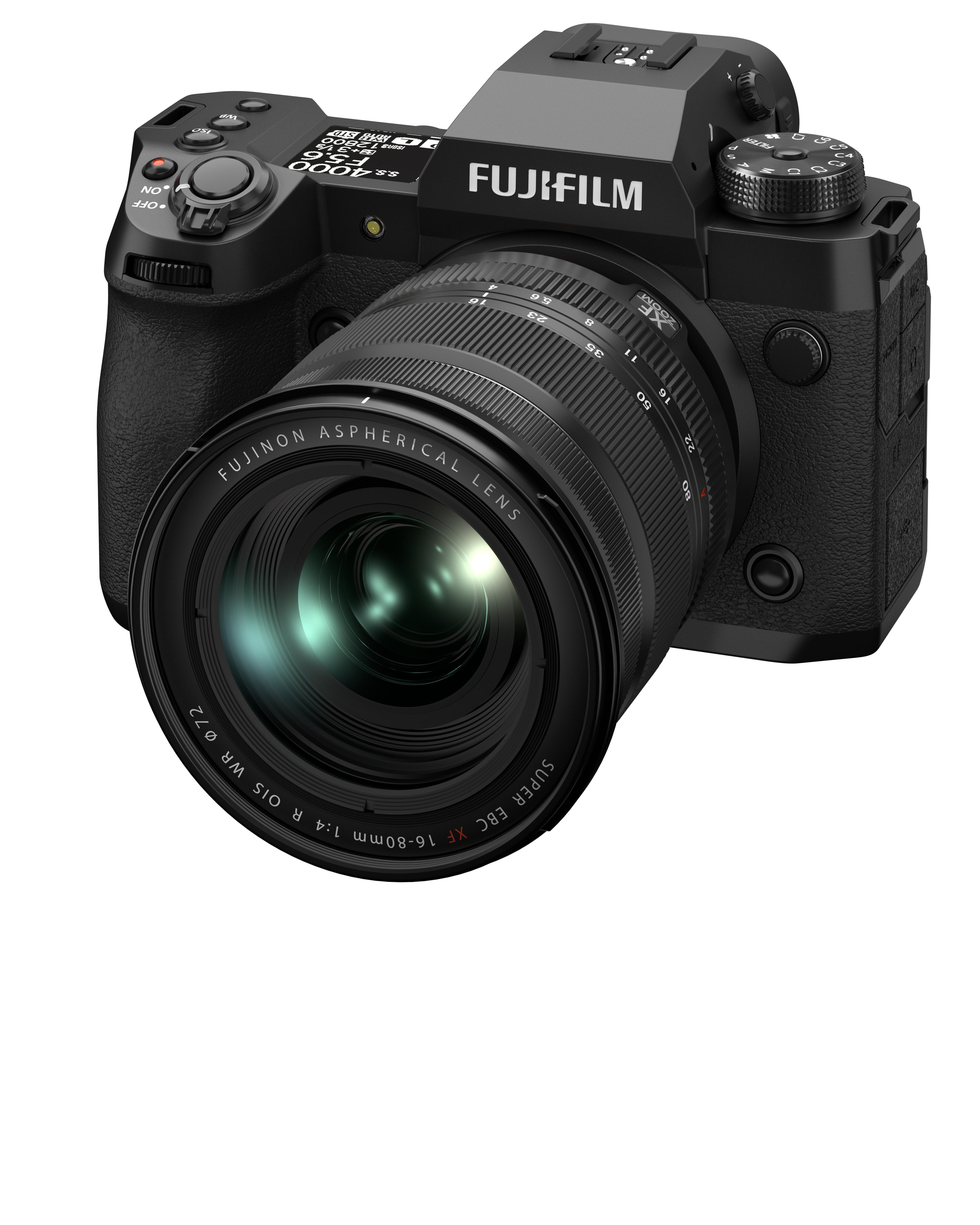 Eine schwarze Fujifilm-Kamera mit Objektiv. Sie hat Knöpfe und Räder. Das Objektiv ist mit Fujinon beschriftet.