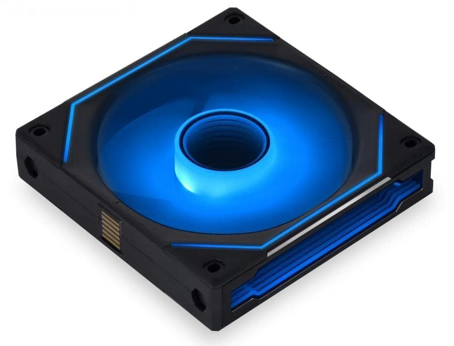 Ein schwarzer Computerlüfter mit blauer LED-Beleuchtung. Der Lüfter hat einen quadratischen Rahmen mit einem kreisförmigen Zentrum.