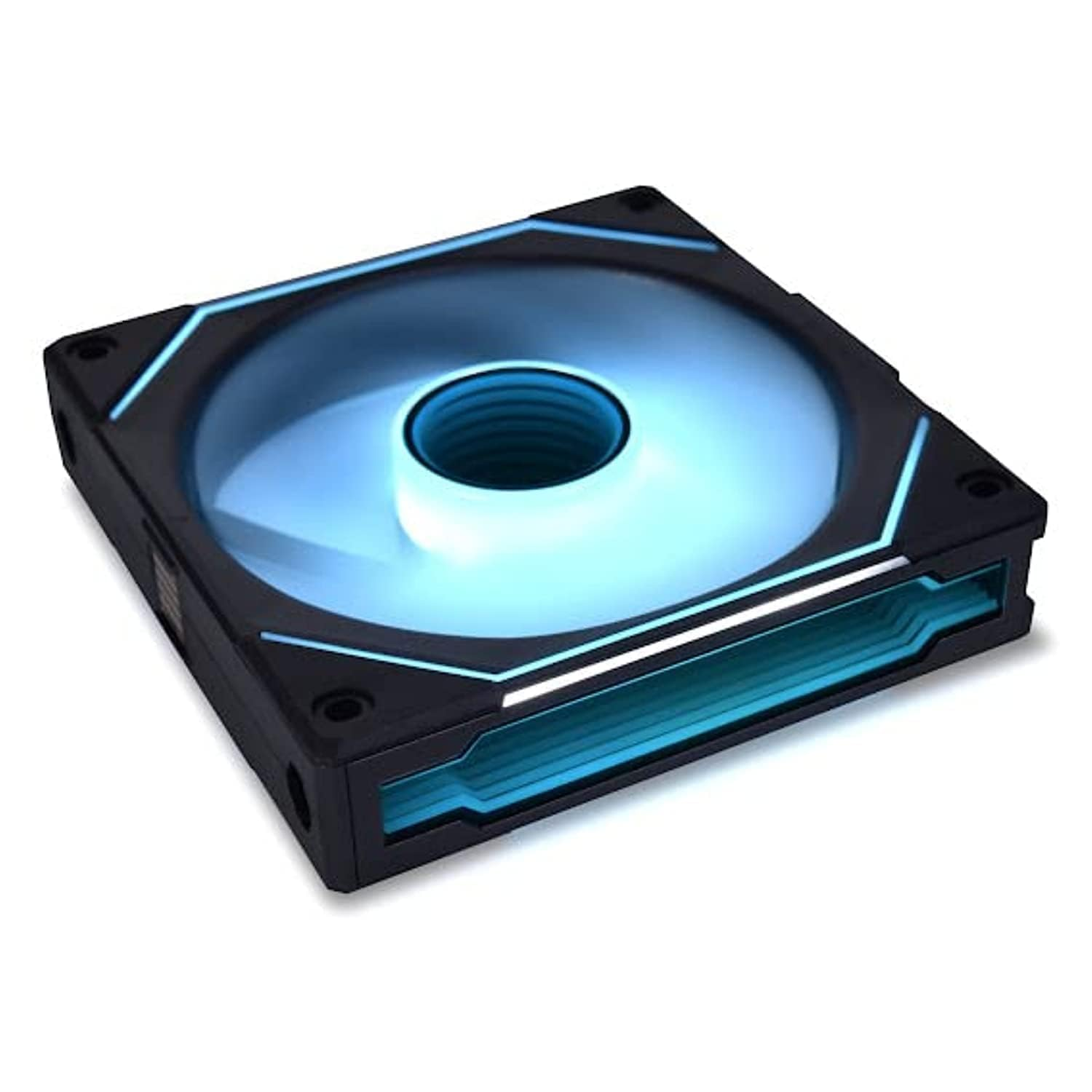 Ein schwarzer Computerlüfter mit blauer Beleuchtung. Der Lüfter hat einen quadratischen Rahmen mit einem kreisförmigen Zentrum. Das Licht leuchtet.