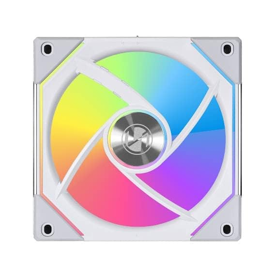 Ein weißer Computerlüfter mit farbigen Flügeln. Er hat ein zentrales metallisches Logo und ist von einem weißen Rahmen umgeben.