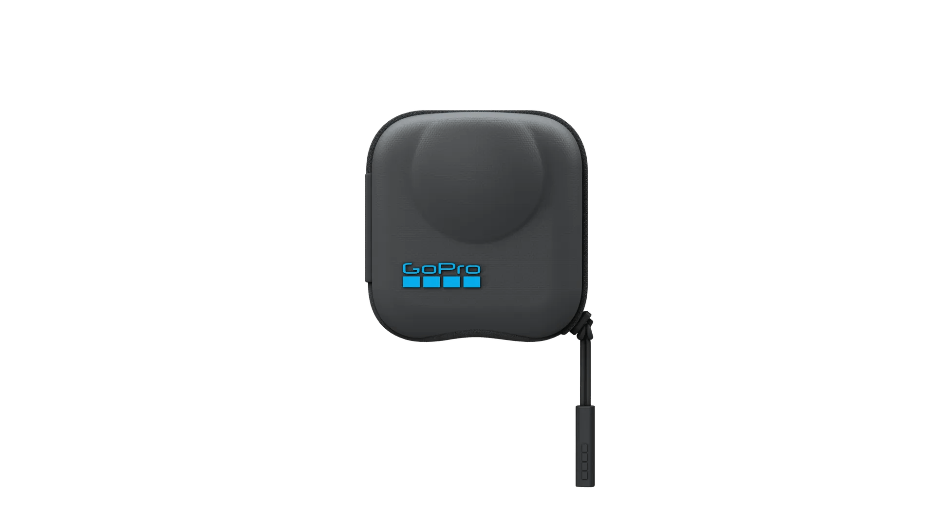 Una funda de transporte GoPro negra sobre un fondo negro. El logotipo de GoPro es azul. Una correa negra está sujeta a la funda.